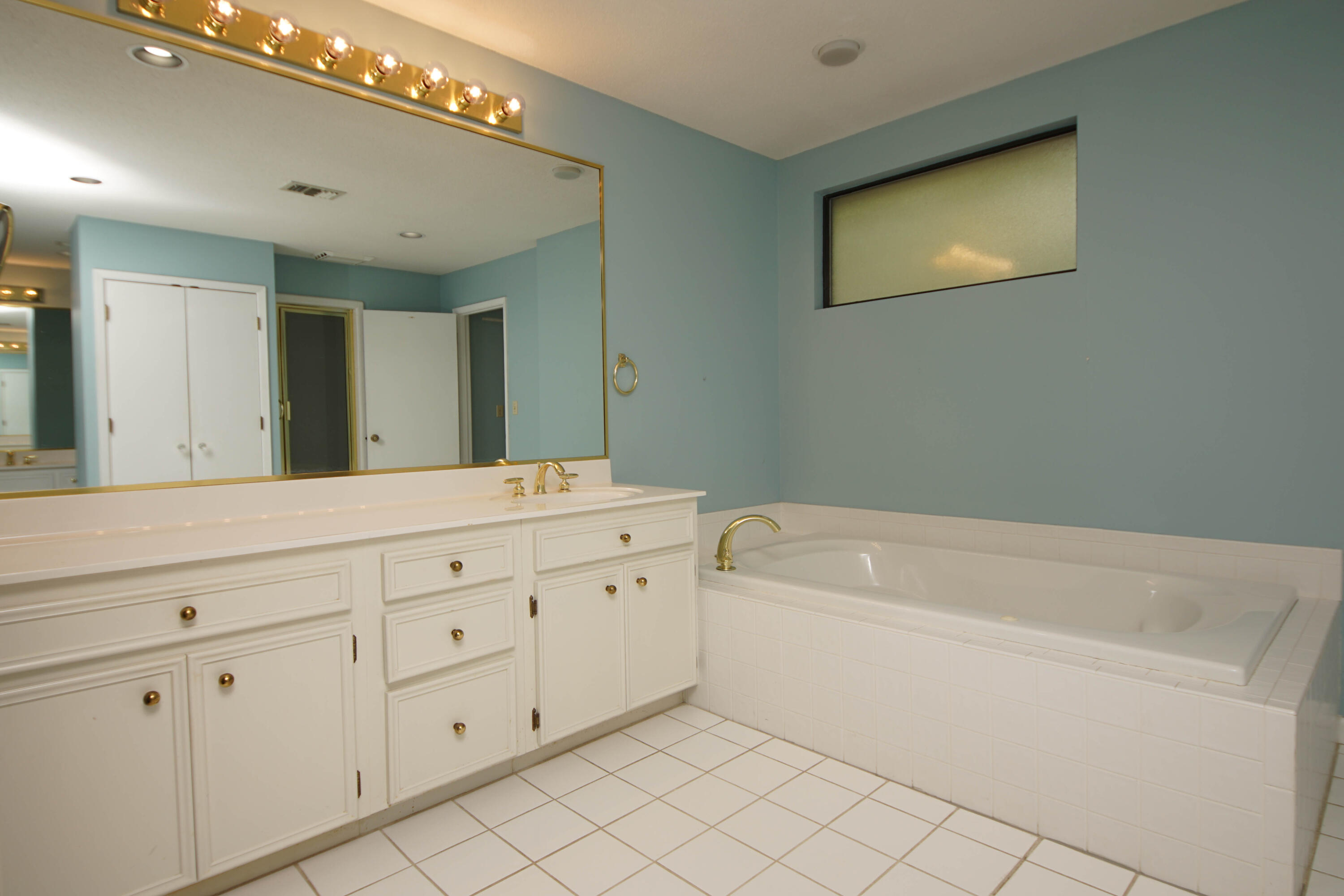 PARADISE POINT - Residential Lease
