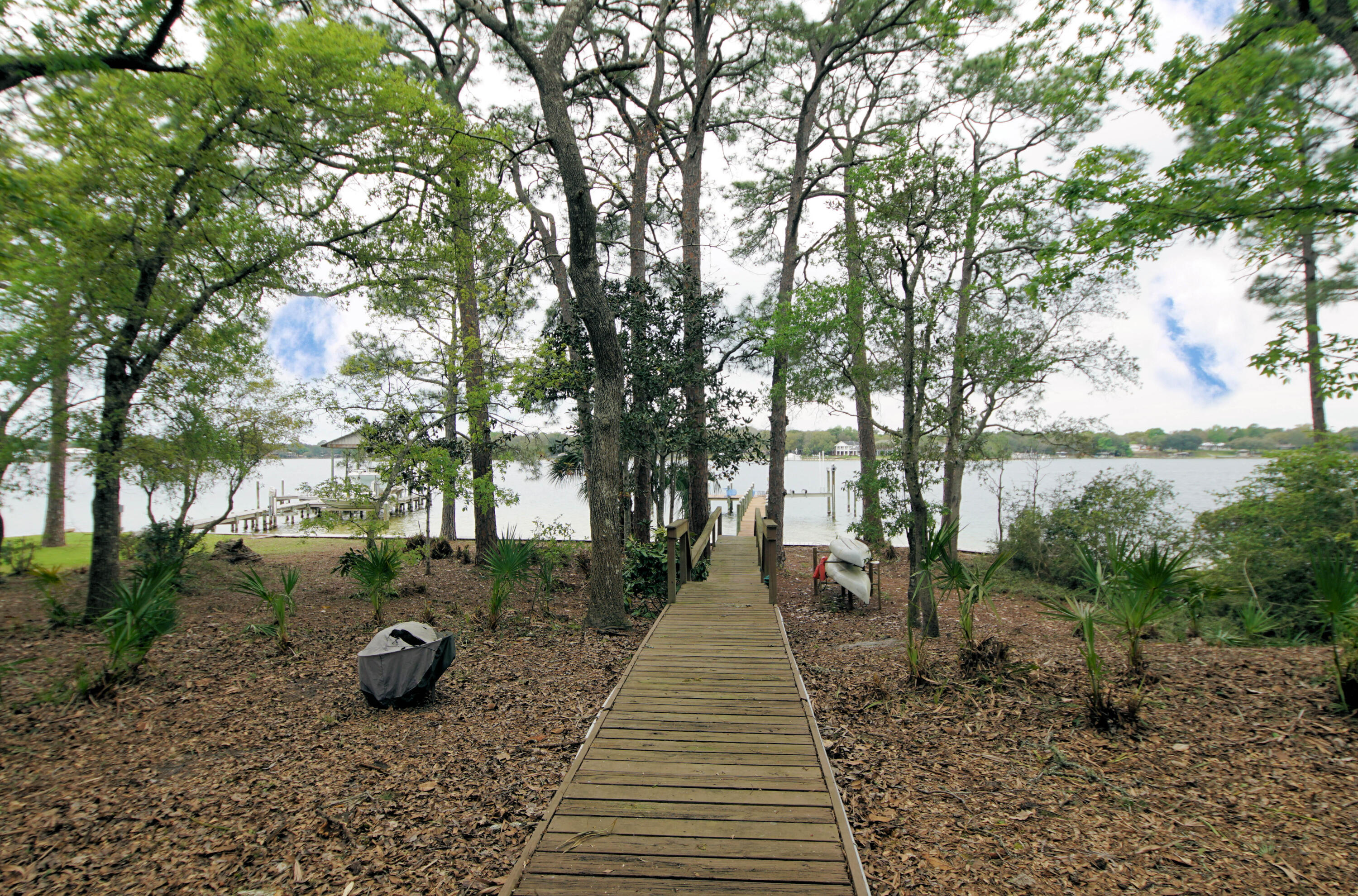 PARADISE POINT - Residential Lease