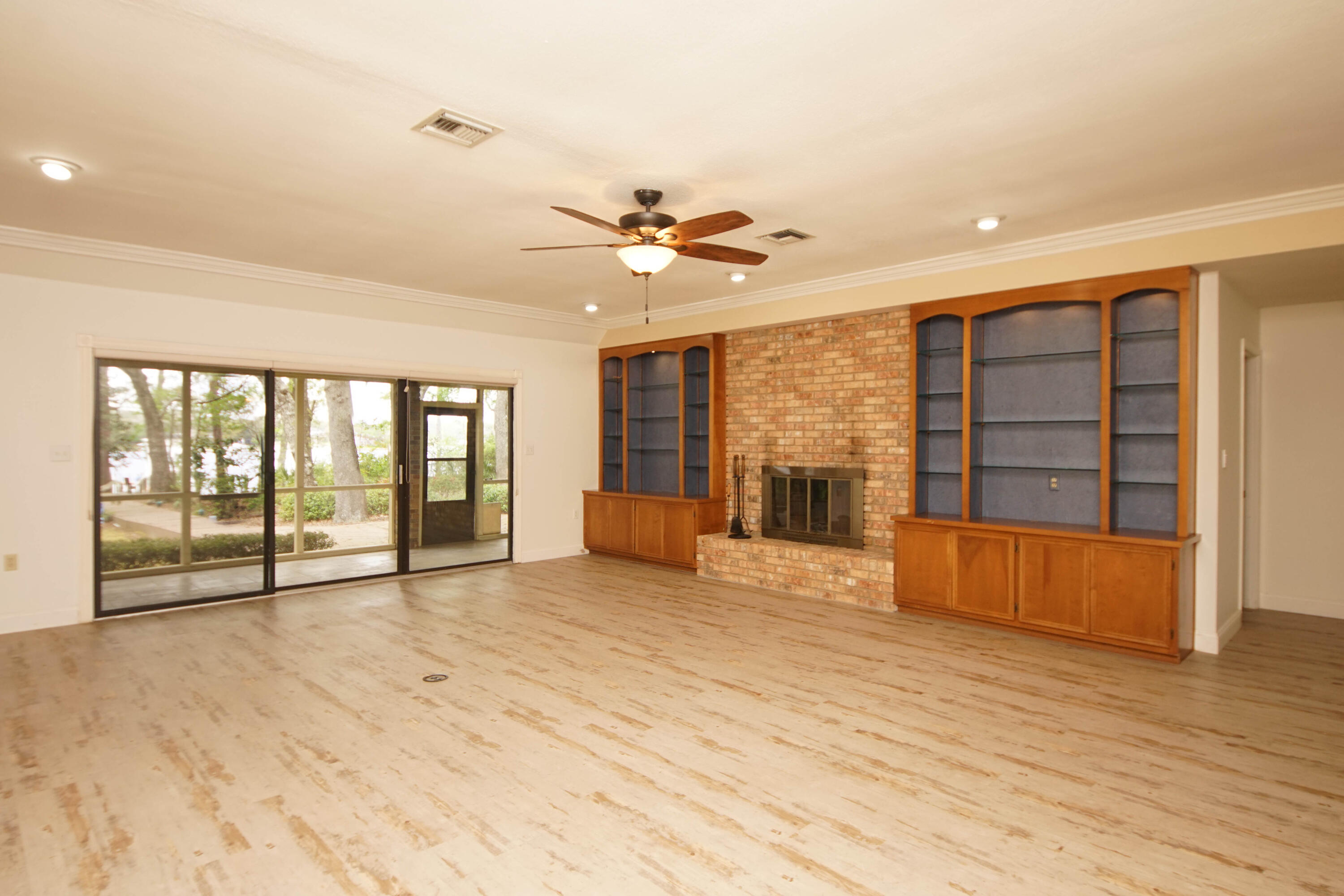 PARADISE POINT - Residential Lease