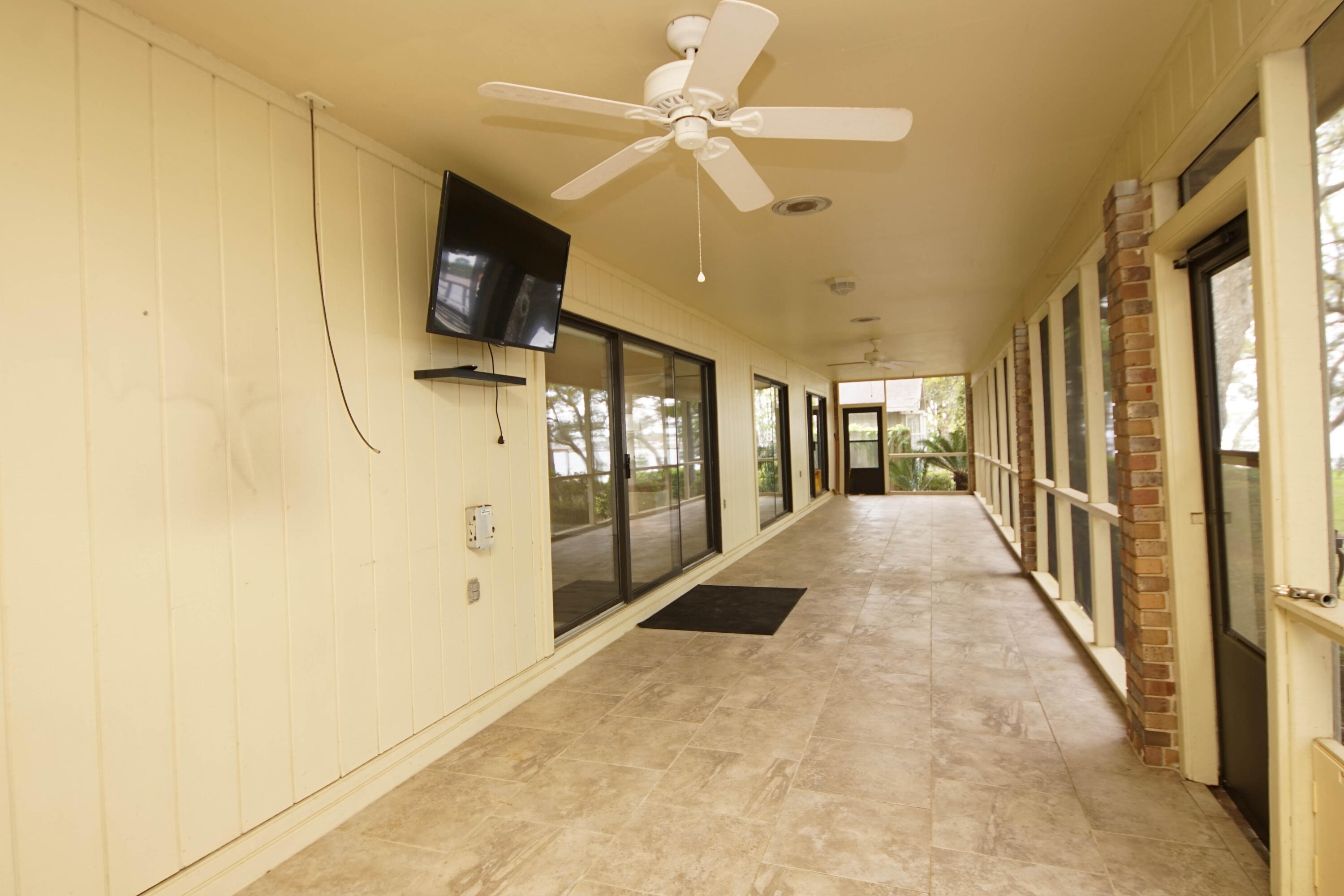 PARADISE POINT - Residential Lease