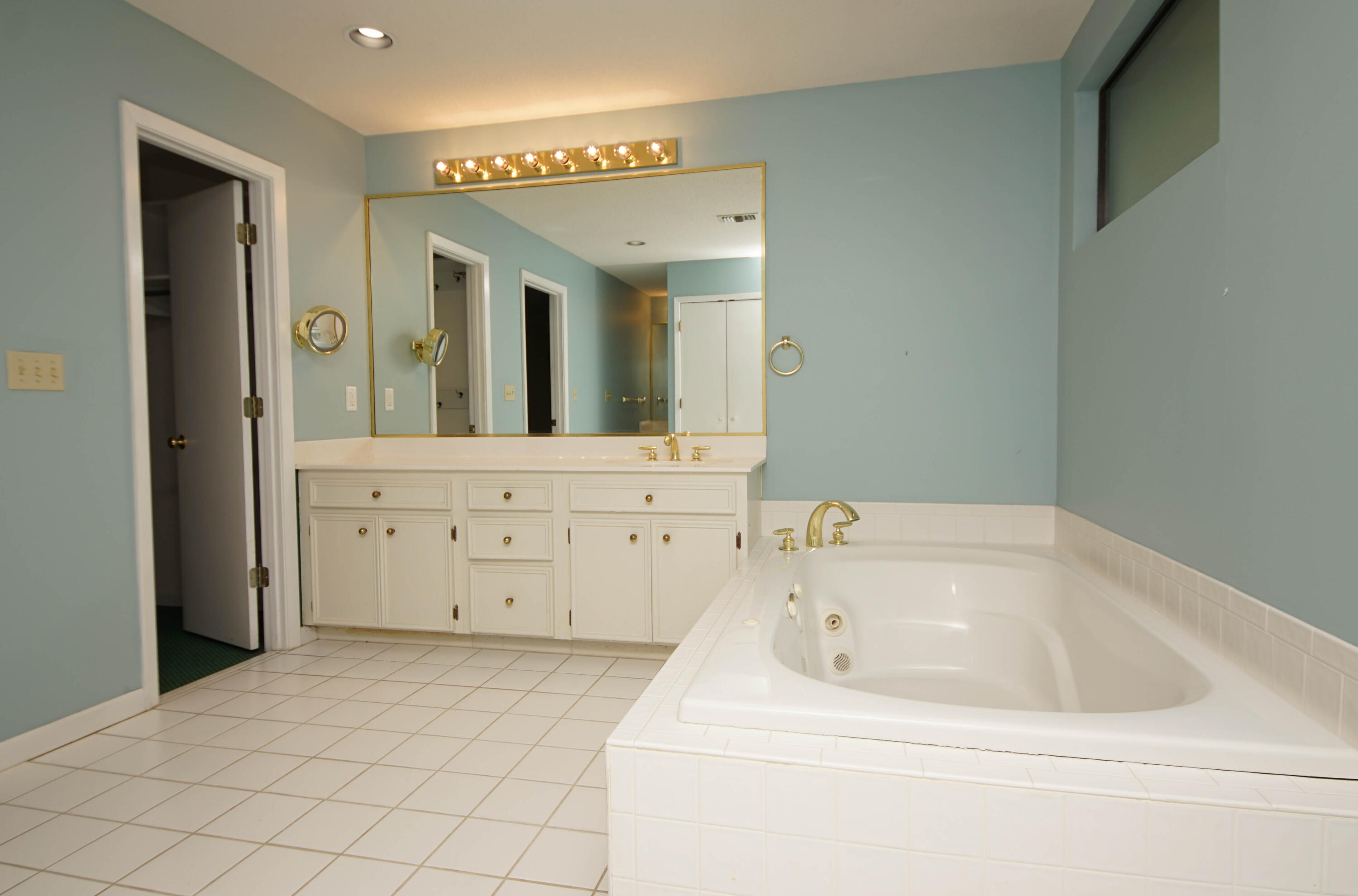 PARADISE POINT - Residential Lease