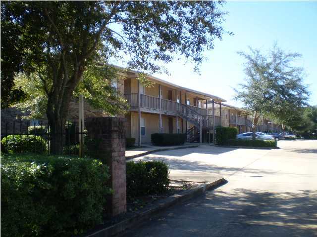 WELL MAINTAINED APARTMENTS IN CONVENIENT LOCATION! ENERGY EFFICIENT, UTILITY ROOM, OPEN FLOORPLAN, CERAMIC TILE, WALK-IN CLOSETS, LOTS OF LIGHT. IST FLOOR HAS PATIO, 2ND FLOOR HAS BALCONY. CALL TODAY FOR AN APPOINTMENT TO VIEW. SORRY NO PETS ALLOWED. Available November 30.