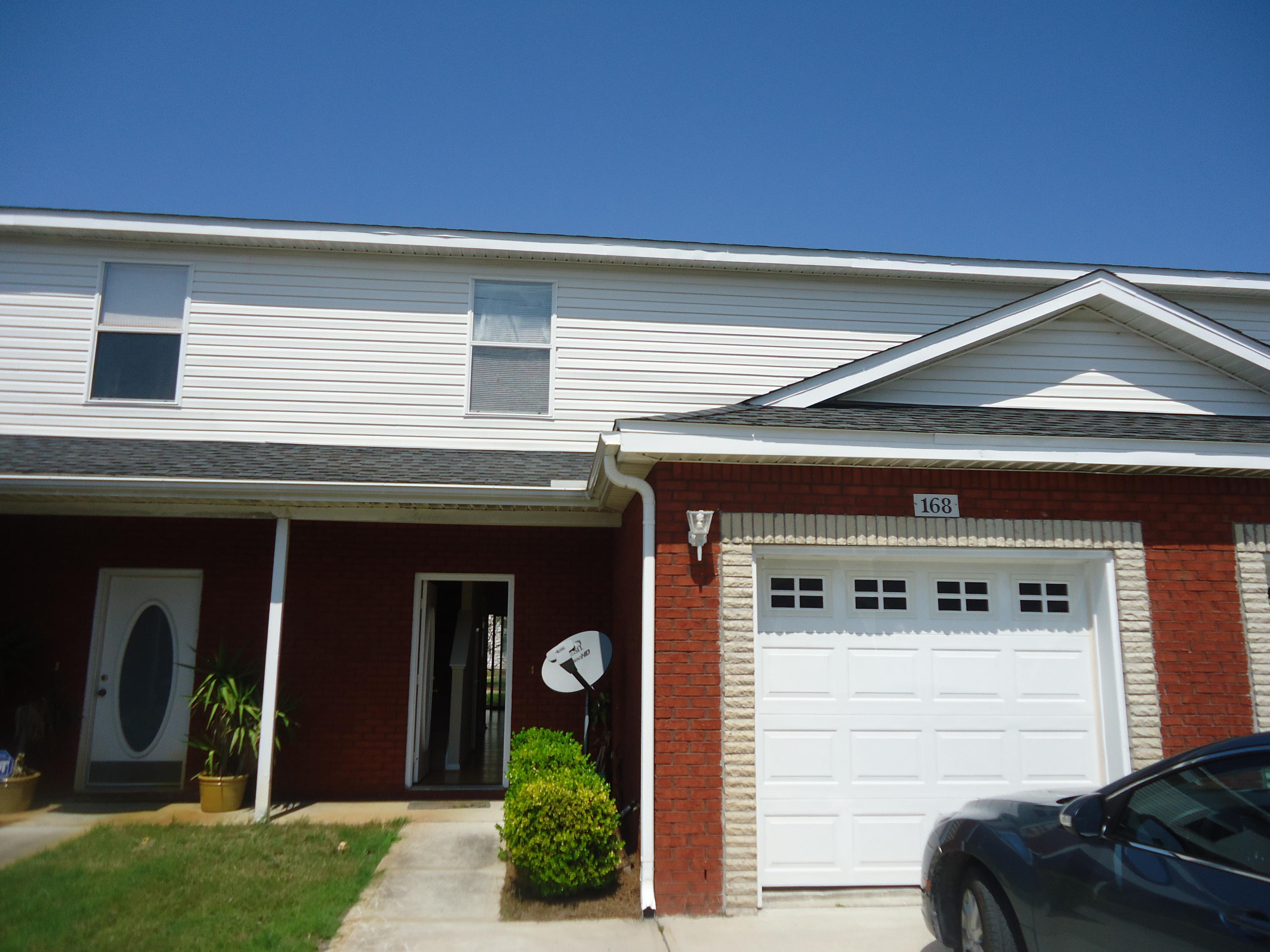 What a cute townhouse right in the heart of Destin!! LOCATION LOCATION LOCATION!! Close to everything!! 3 bed, 2 bath with brand new carpet and paint being finished by end of next week!!! Community has a community pool as well. This will be rented on a 1 year lease, pets are negotiable with pet deposit and owner approval. $35 application fee to complete background, credit and reference check. Deposit will be $1300.