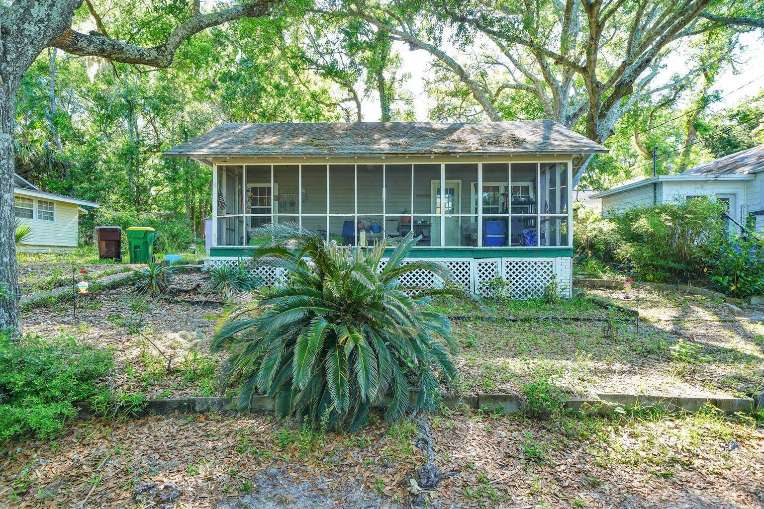 MCINTYRE S/D TO MARY ESTHER - Residential