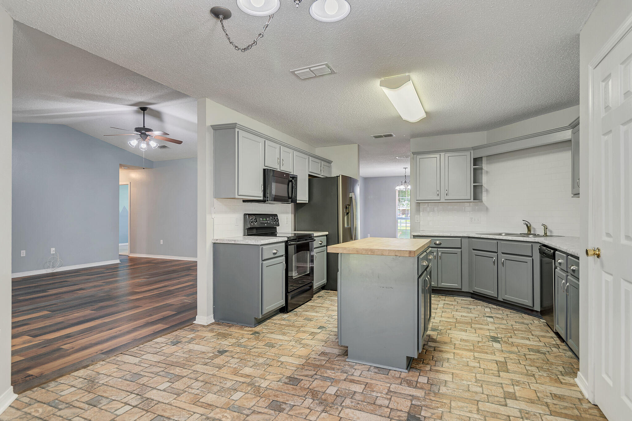 COUNTRYWOOD EST - Residential Lease
