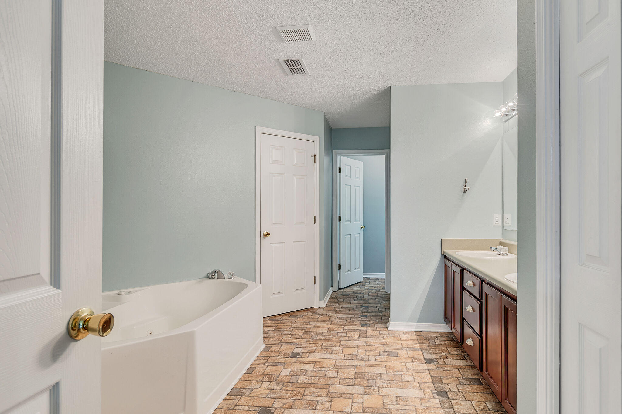 COUNTRYWOOD EST - Residential Lease
