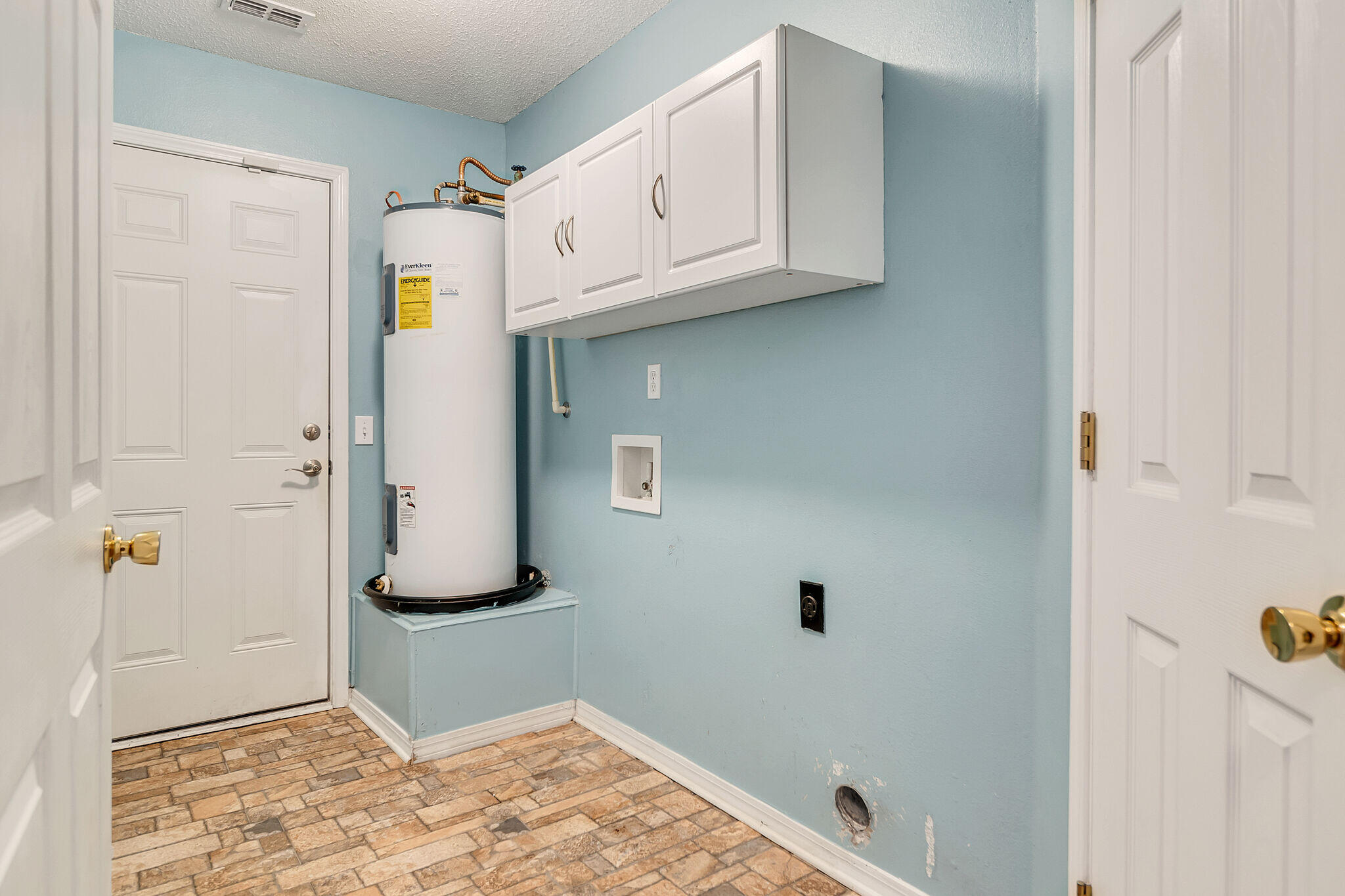 COUNTRYWOOD EST - Residential Lease