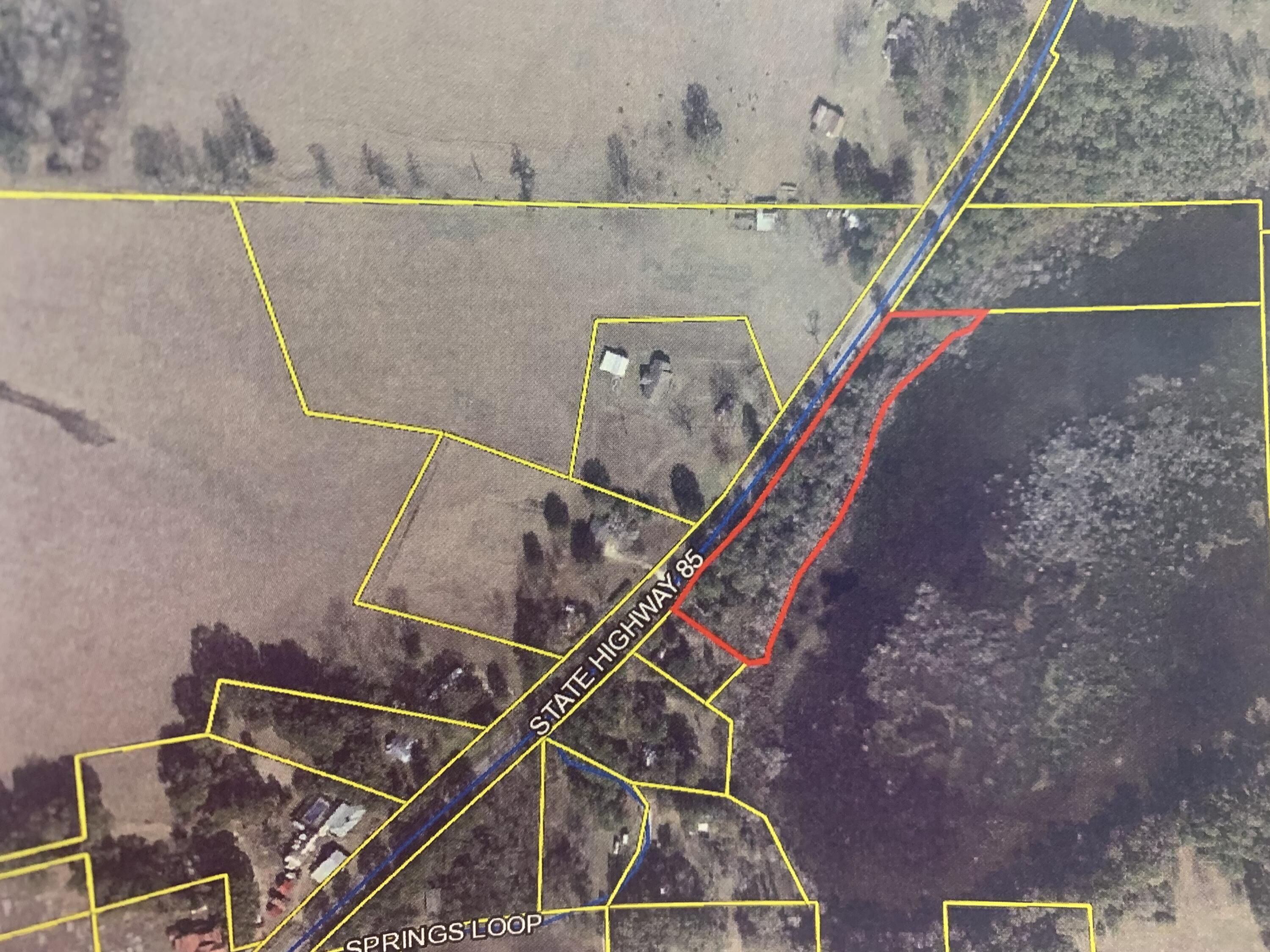 .Just under 2 acers all wooded located minutes from Lake Jackson. Ready for you to build your dream home.