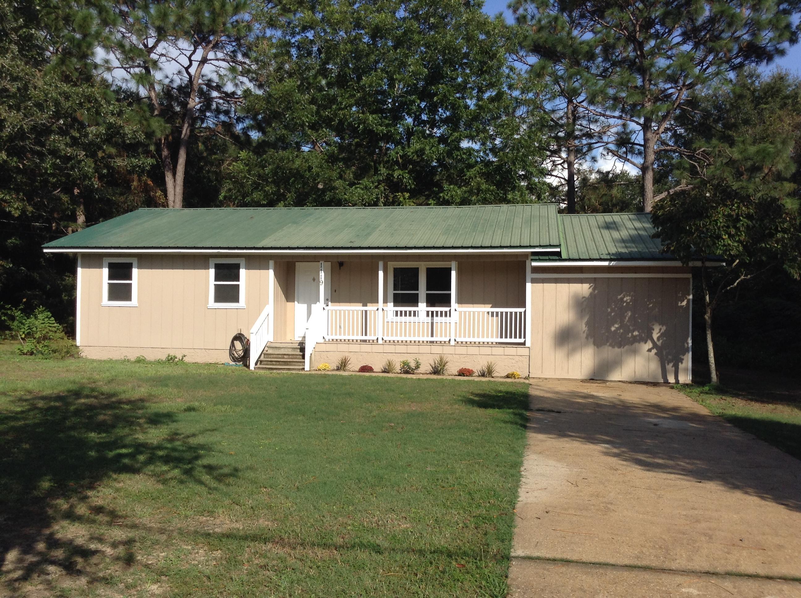 Welcome Home to 1119 Farmer Street!
Close to shopping, schools and restaurants.
Country Living in the City! Lots of elbow room!
Quaint cottage on 1 acre gated, chain link fenced lot. Perfect for children or dogs.
Nicely remodeled 2 bdrm, 1 bath, open floor plan, galley kitchen with new stainless appliances.
Large utility/storage area that could be converted to a 3rd bdrm.
Call today! This unique property will not last long at this price!
Buyer to verify all data and dimensions.