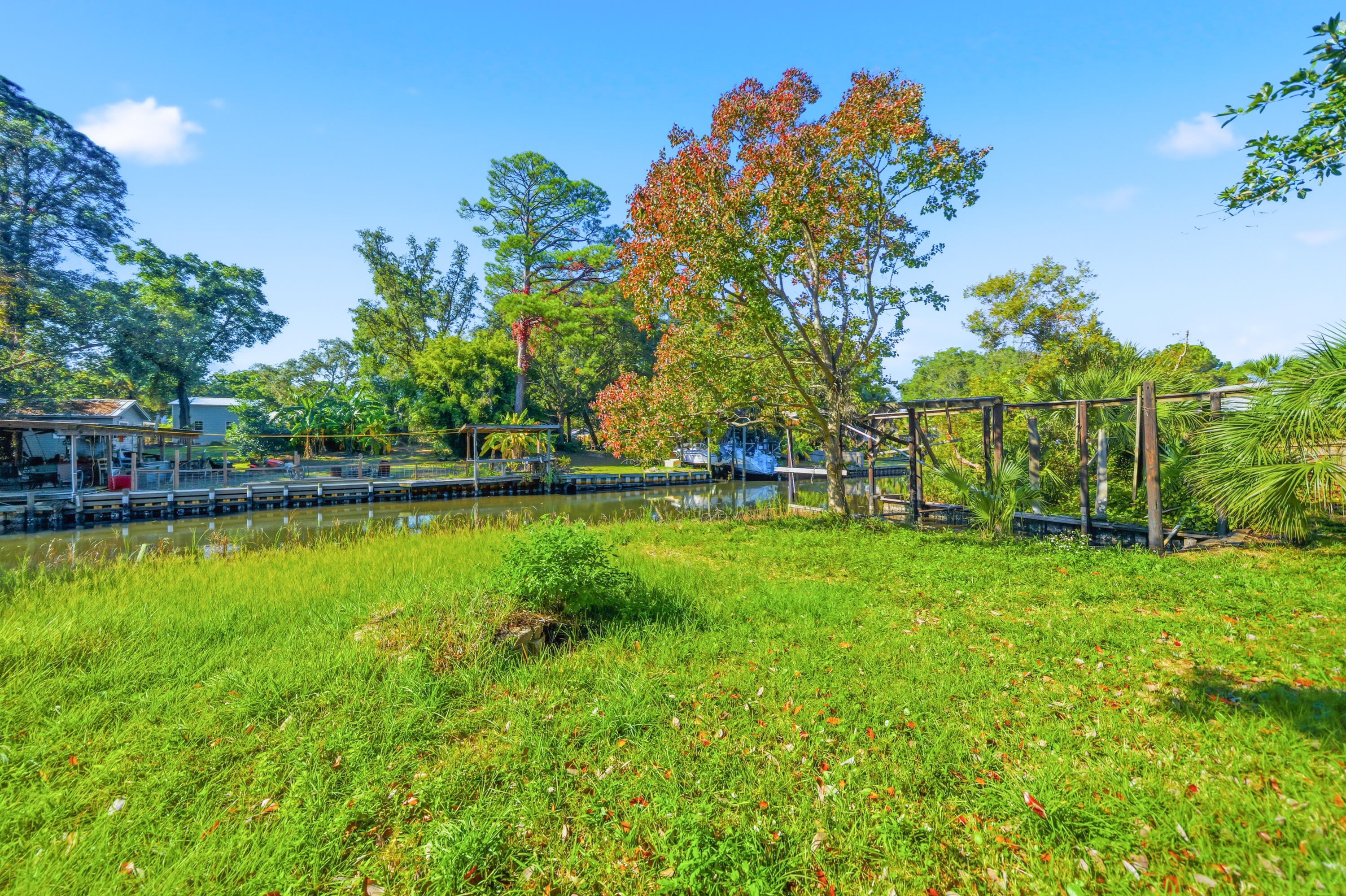 ELLIOTTS POINT - Residential