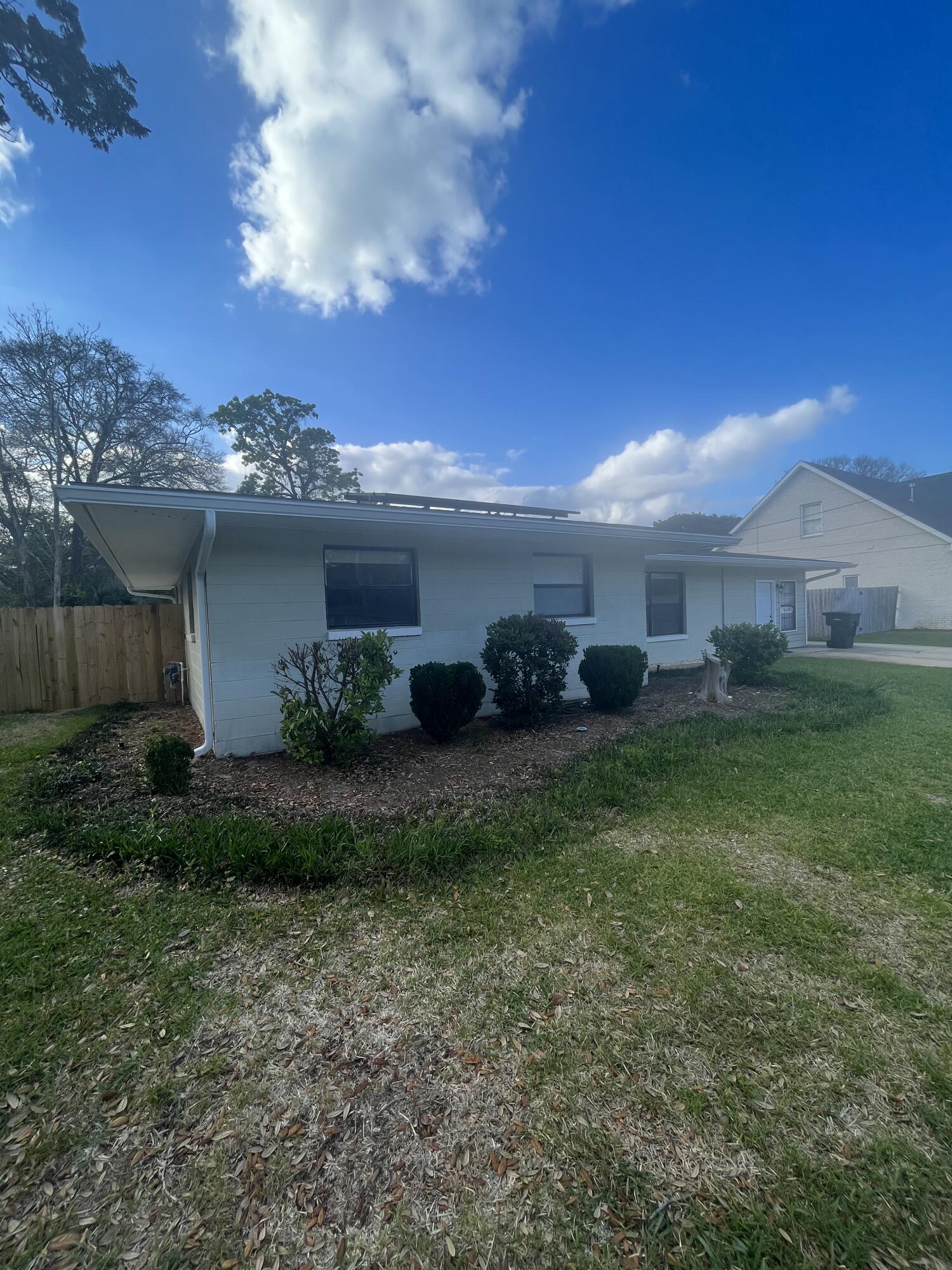 beautiful home in the heart of the Elliot point neighborhood, large backyard with garden shed, lawn maintenance is included in rent/
