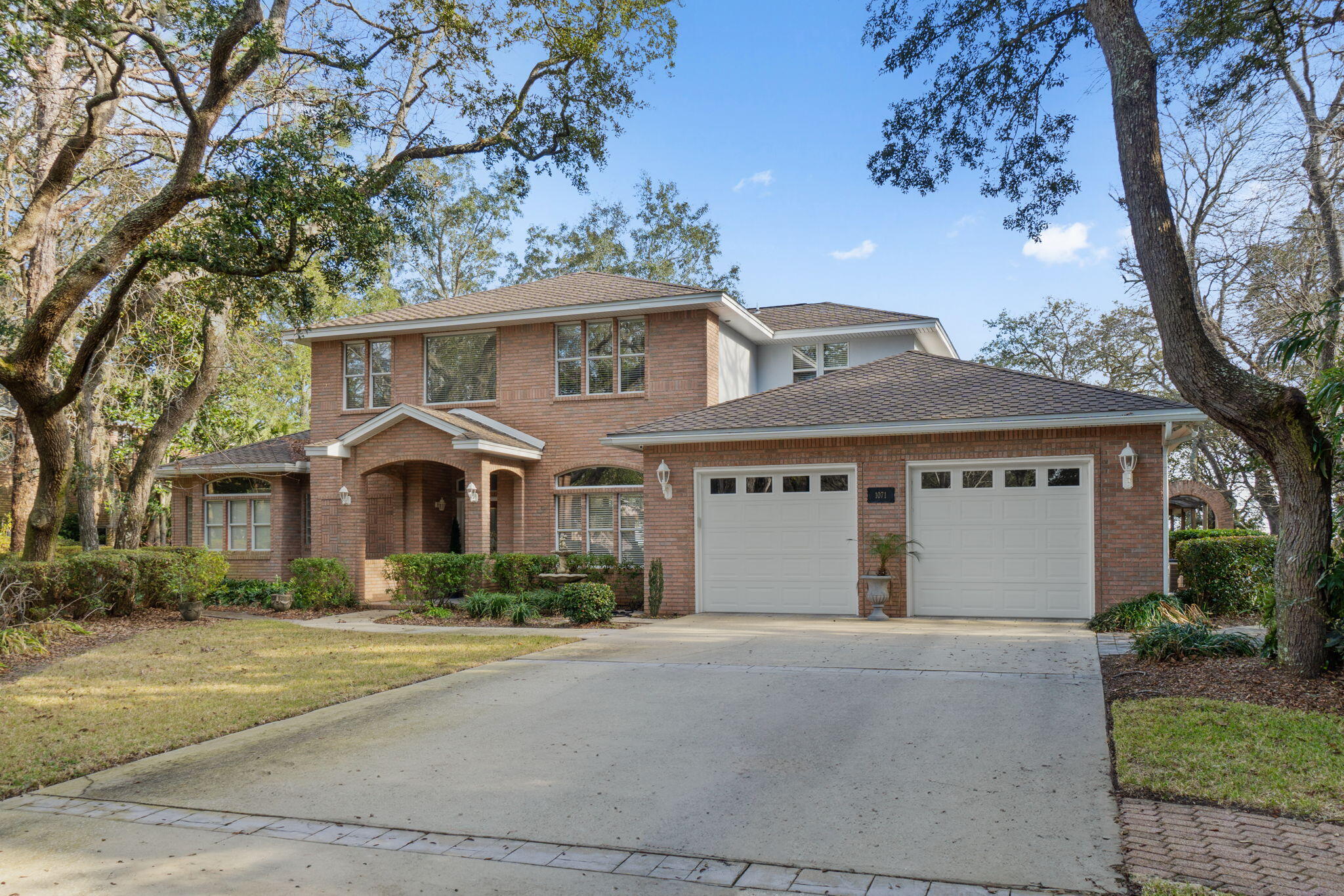 Beautiful water views from nearly every room of this 4 bed/4.5 bath, 4175sf, custom built waterfront home.  Located on a private cul-de-sac on over 1 acre, complete with a gunite saltwater pool, a covered outdoor kitchen and a 124' dock with a covered boat lift.