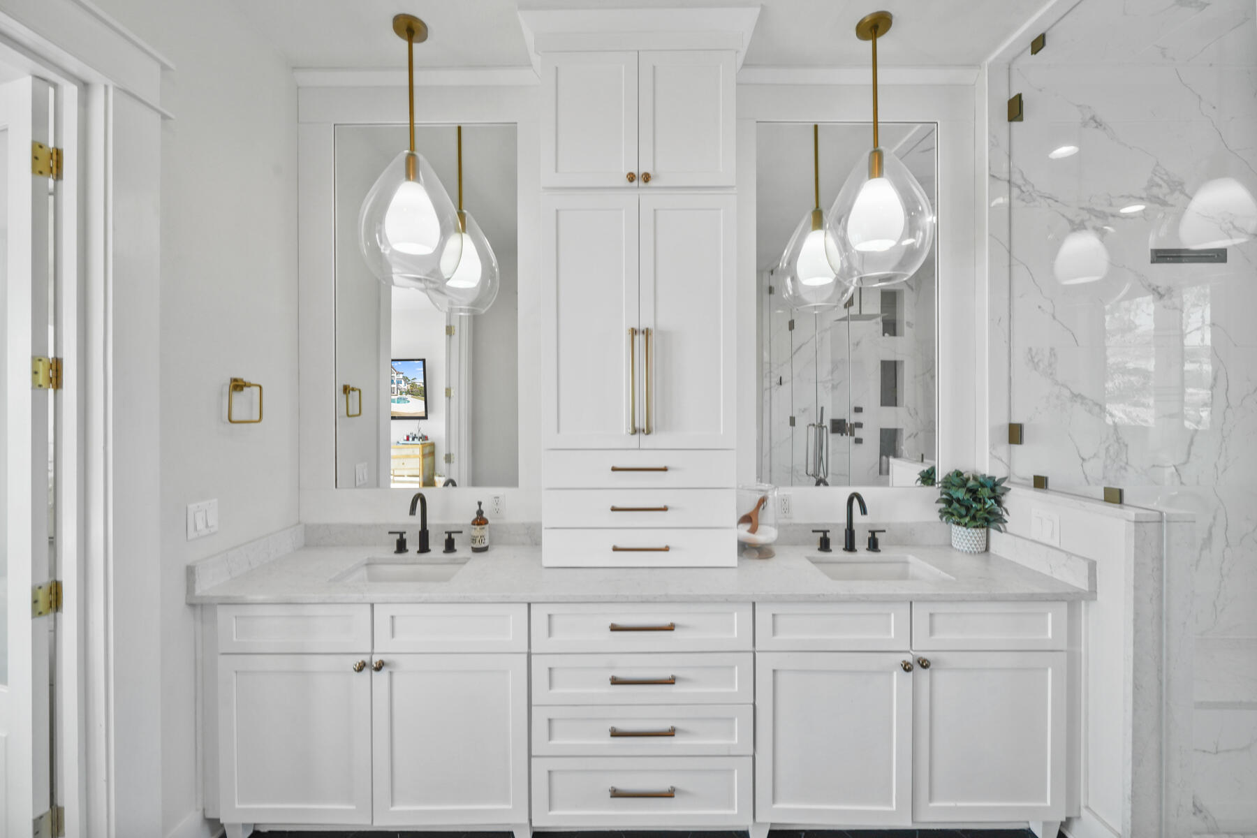 BLACK POINTE - Residential