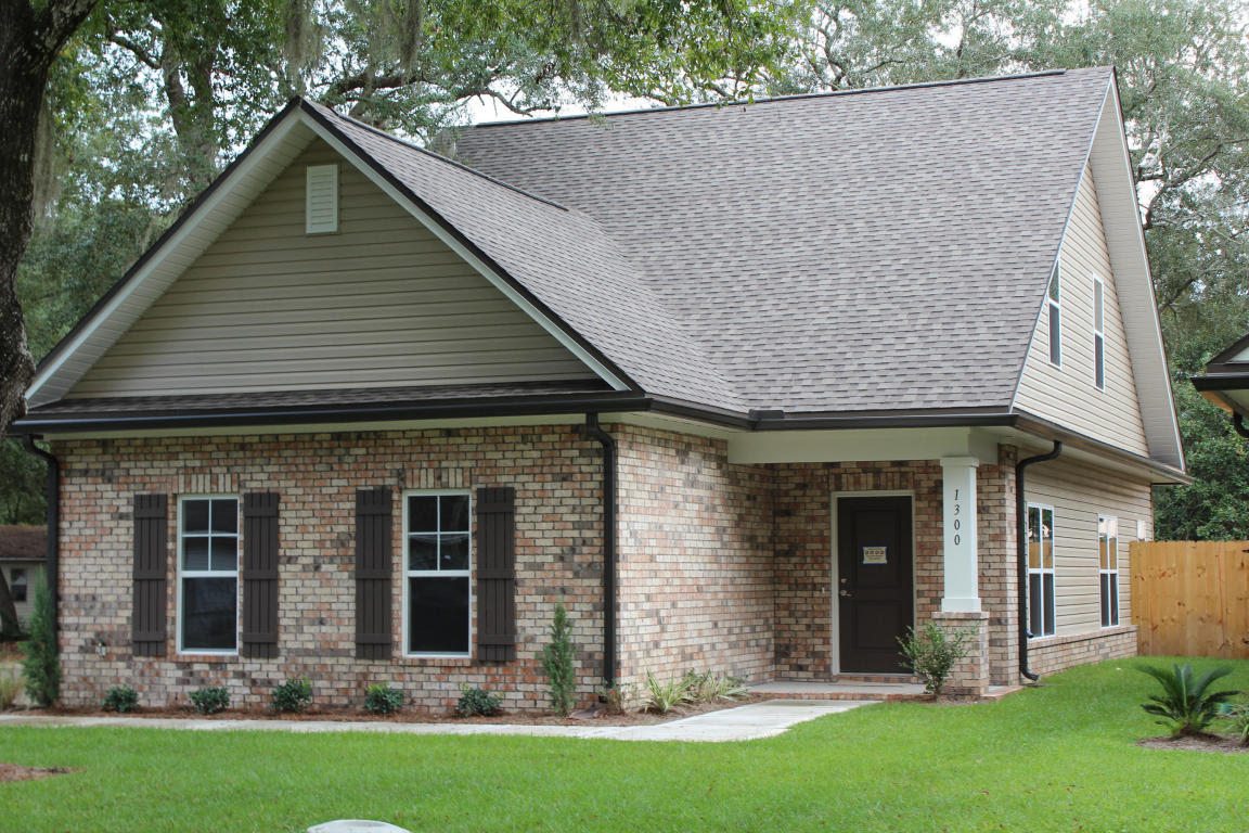 Newer home in the heart of Niceville. This traditional 2 story home features a spacious open floorplan, soaring 9 ft. ceilings, stainless kitchen appliances & granite counter tops. Master suite located on first floor. Large 2 car garage and fenced backyard round out this corner lot home. Owner will consider dogs (no cats) with a non-refundable pet fee. Any dog has to be spayed/neutered and housebroken. NO Smoking! Available Sept. 29th. Any person 18 years old or older must complete separate applications and pay separate application fee.