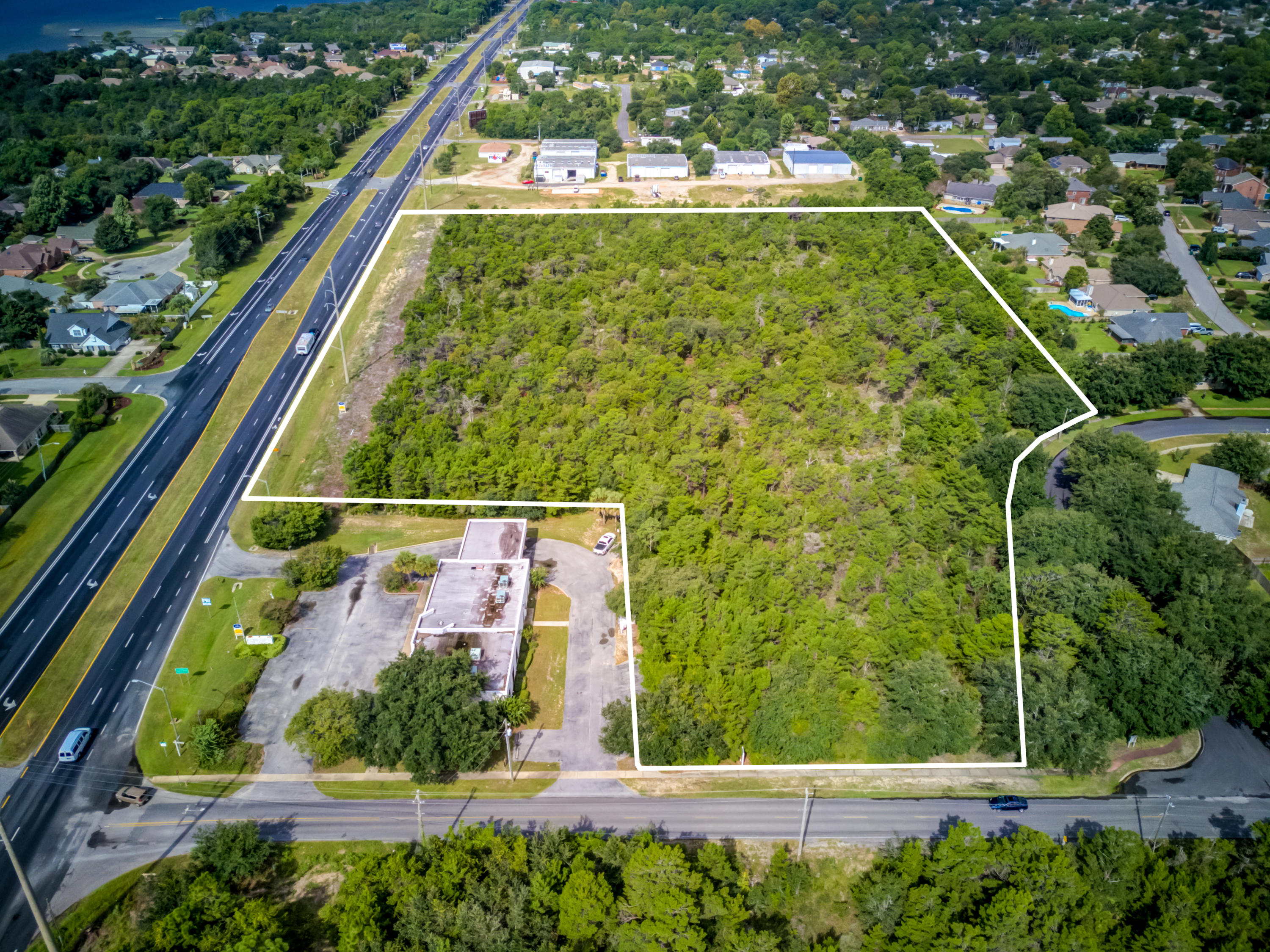 Prime development acreage yielding
+/-9.5 acres and over 650' along Highway 98 in Santa Rosa County, Florida! The adjacent corner parcel, which contains a vacant bank building measuring approximately 4,438 SF, is available as well, listed separately under MLS 805027. Zoning is as follows: (HCD) Highway Commercial Development District.
Buyer must very all information and specifications.