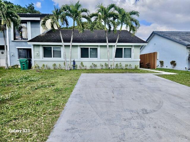 Beautiful 3-bedroom, 2-bathroom one-story home located in one of the best areas of Miami, Fl Kendall , (Zip code 33196 )This well-maintained property features ceramic tile floors in the kitchen and living areas, while the bedrooms boast elegant wood flooring. Enjoy a spacious, fenced backyard perfect for outdoor living. The home includes a washer and dryer for added convenience. Situated in a quiet neighborhood with top-rated schools 
nearby:
Oliver Hoover Elementary School
Hammocks Middle School
Felix Varela Senior High School
Don't miss this fantastic rental opportunity!