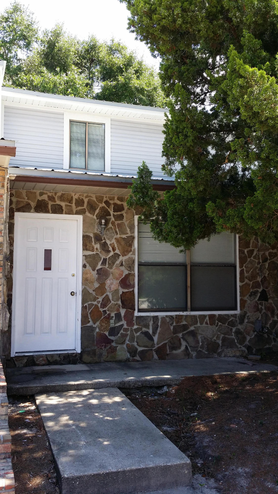 DOWNTOWNER - Residential Lease