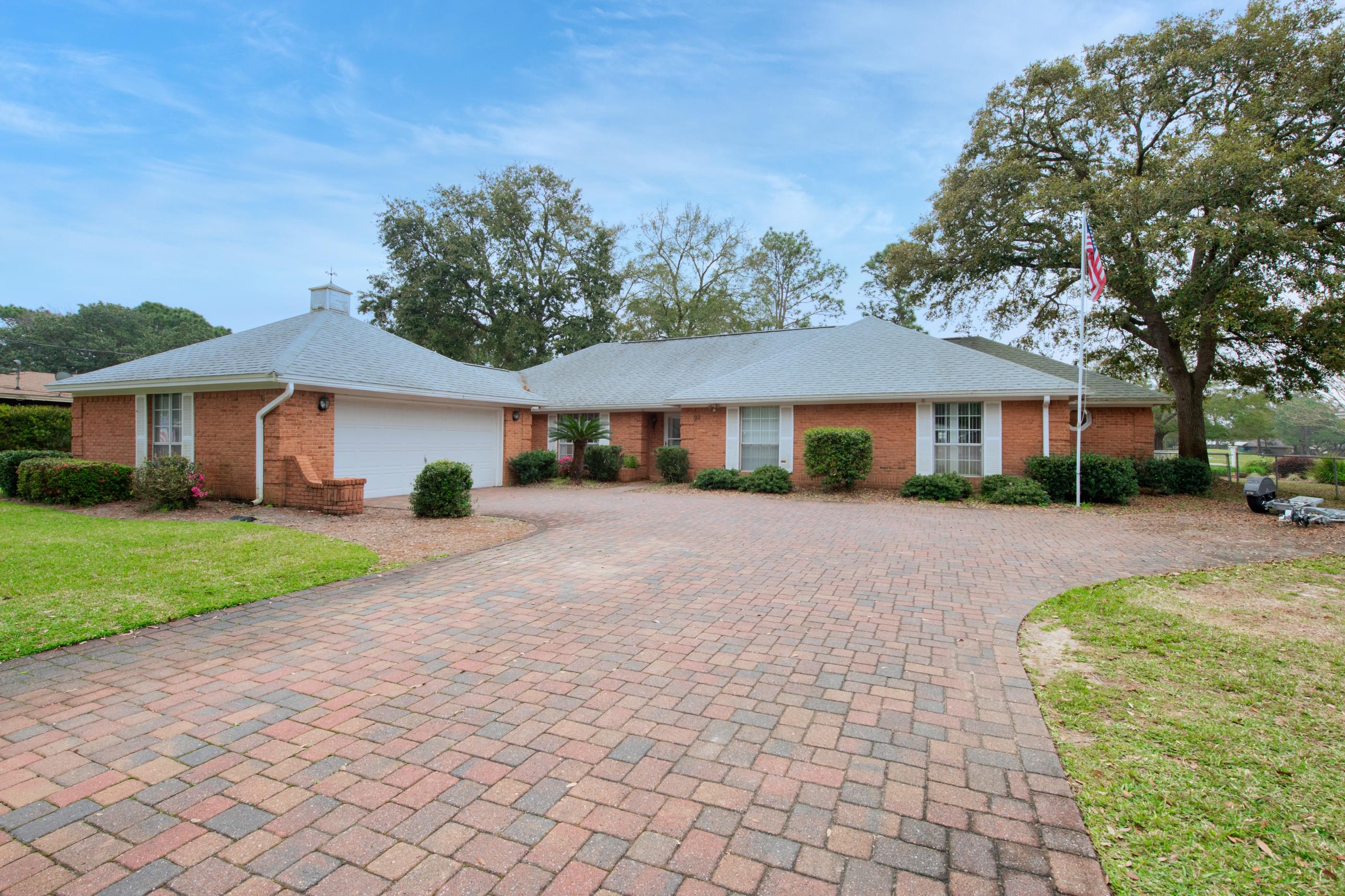 Spacious home on the fairway of the 5th hole at Shalimar Pointe Country Club. This lovely home has been meticulously cared for by its original owner. Exterior and structure are in great condition, bring your vision to make cosmetic updates! Highly sought after neighborhood with great schools.