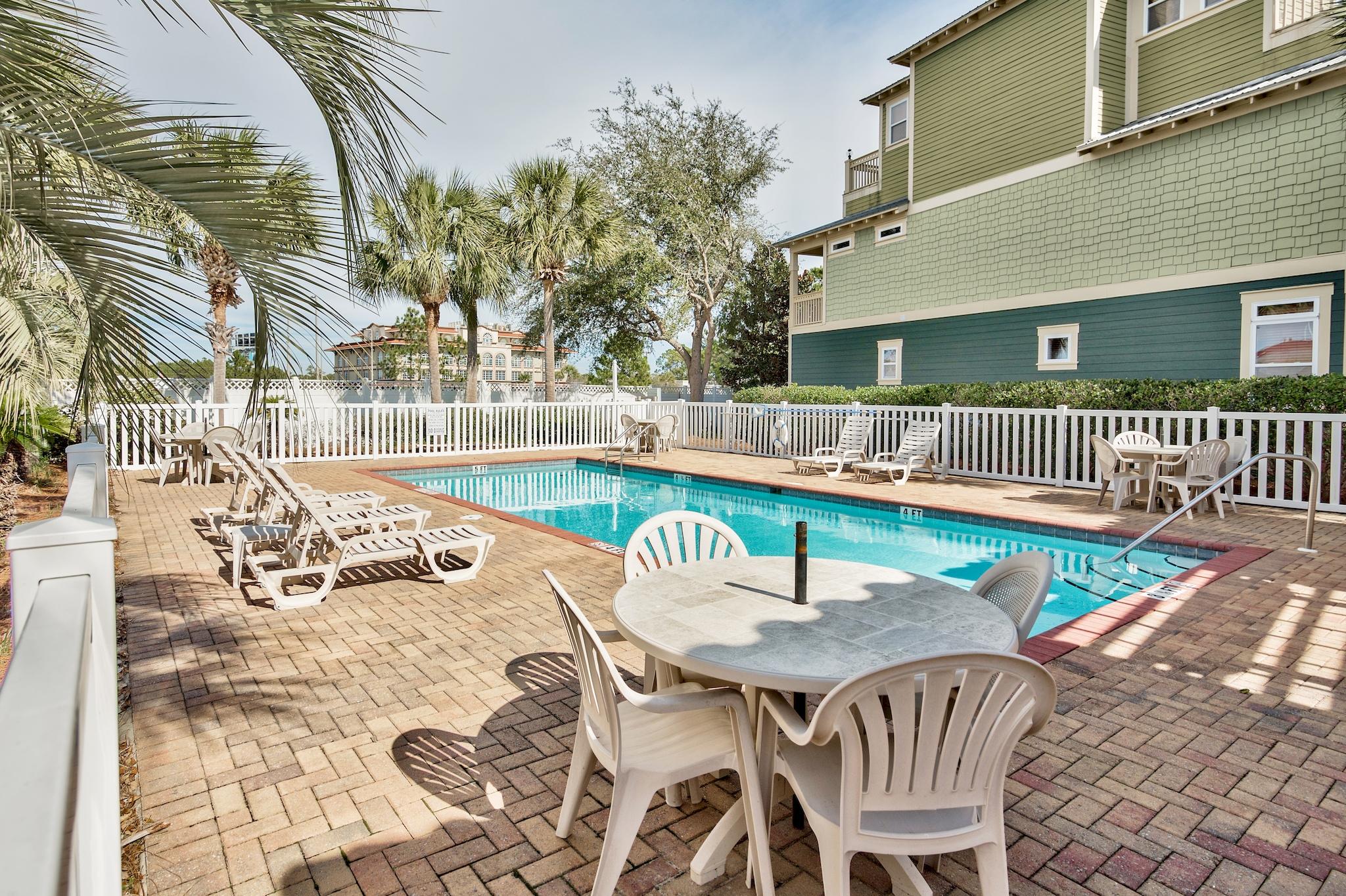 EMERALD WATERS VILLAGE - Residential