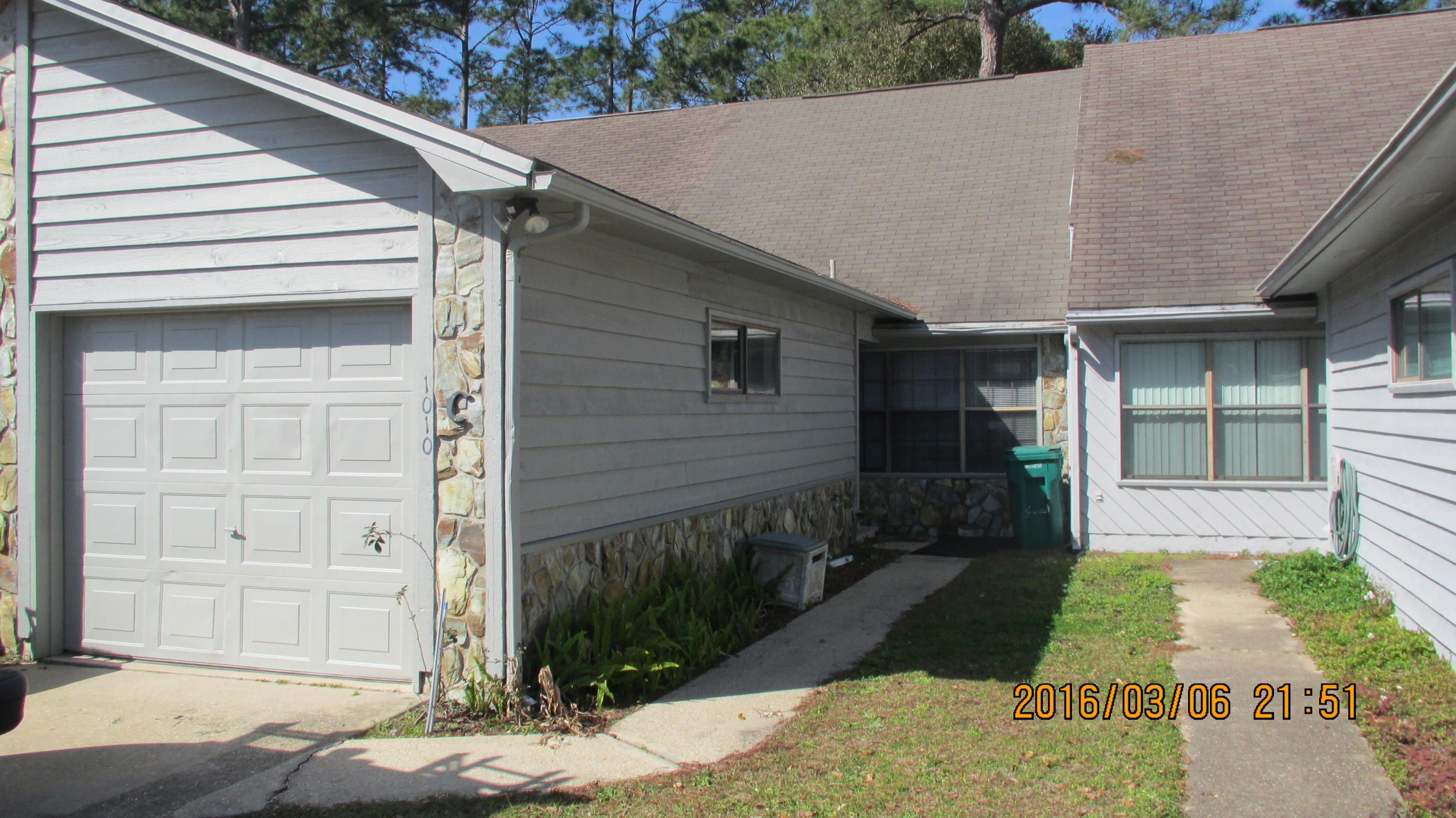 VERY NICE TOWNHOME LOCATED CLOSE TO HURLBURT BACK GATE. 2 BEDROOM 2 BATH WITH 1 CAR GARAGE. LOFT AREA WITH CATHEDRAL CEILINGS. Small pets only. CALL OFFICE FOR APPOINTMENT. AVAILABLE TO MOVE IN January 26, 2018.