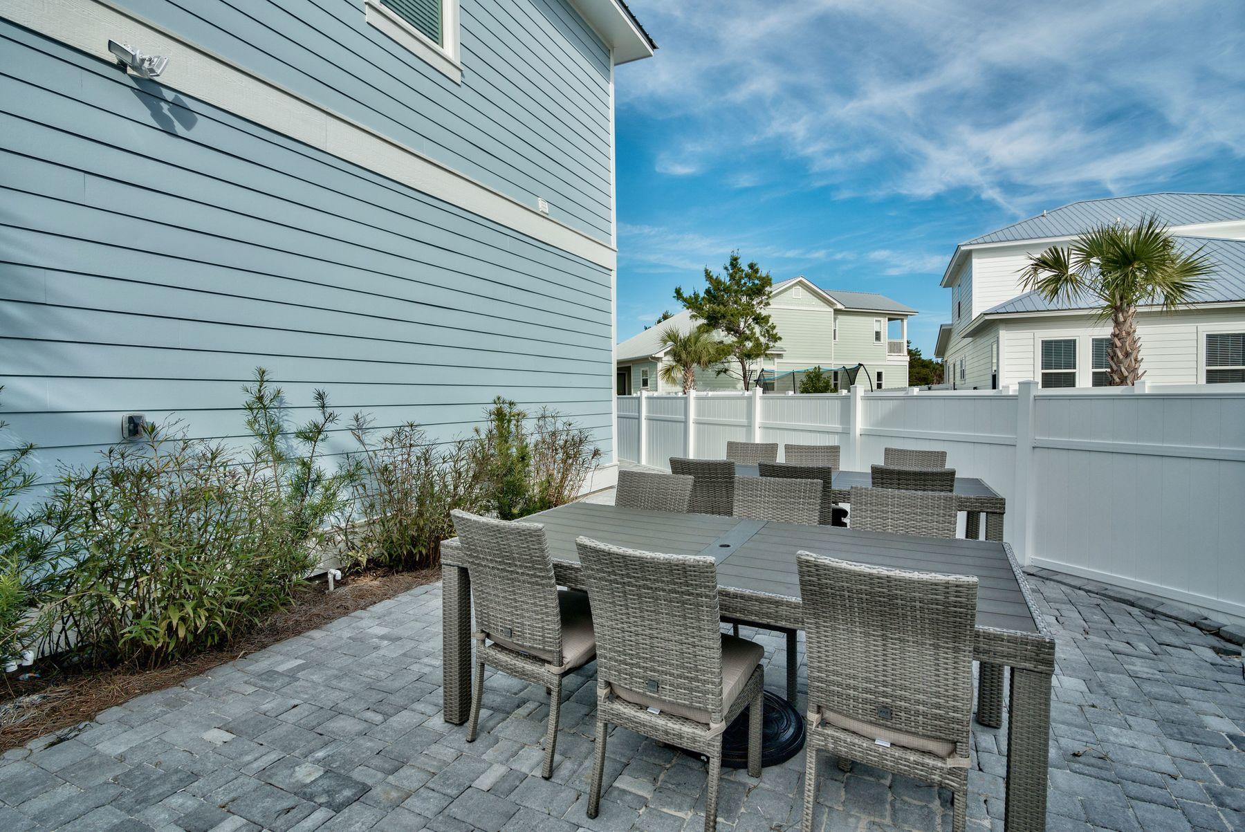 EMERALD WATERS VILLAGE - Residential