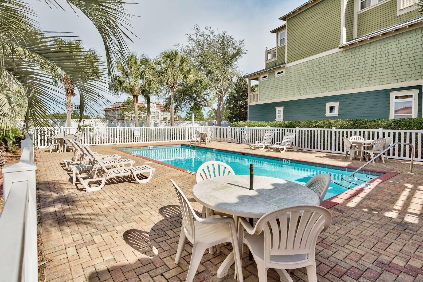 EMERALD WATERS VILLAGE - Residential
