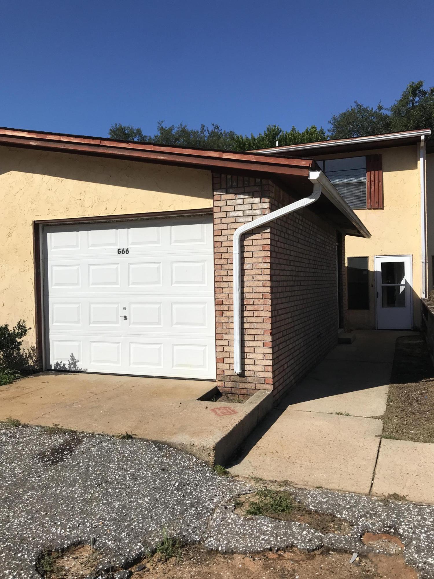 Ideal location for anyone stationed at Eglin Air Force Base! This spacious three bedroom, two and a half bath townhouse has storage space for days. Start with the good sized single car garage with workbench, enter into the house to enjoy the large living room, large laundry room, wrap around kitchen, two pantries, and a half bath. Out back you'll find another storage room and the undefined back yard that opens into a huge grassed common area. Upstairs is one small bedroom, another good sized bedroom, a shared full bath and a huge master bedroom with its own private full bath.
Cable ready, Microwave, Air conditioning, Refrigerator, Dishwasher, Walk-in closets, Balcony, deck, patio, Garage parking, Laundry room / hookups, Oven / range, Heat