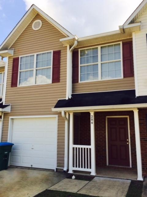 Come see this 3BR/2.5BA townhouse with a fenced yard! Large open family room with dining area and kitchen, half bath downstairs, one car garage, and upstairs is the master bedroom and bath, two additional bedrooms and bath, washer/dryer provided! Pet considered. Call now!