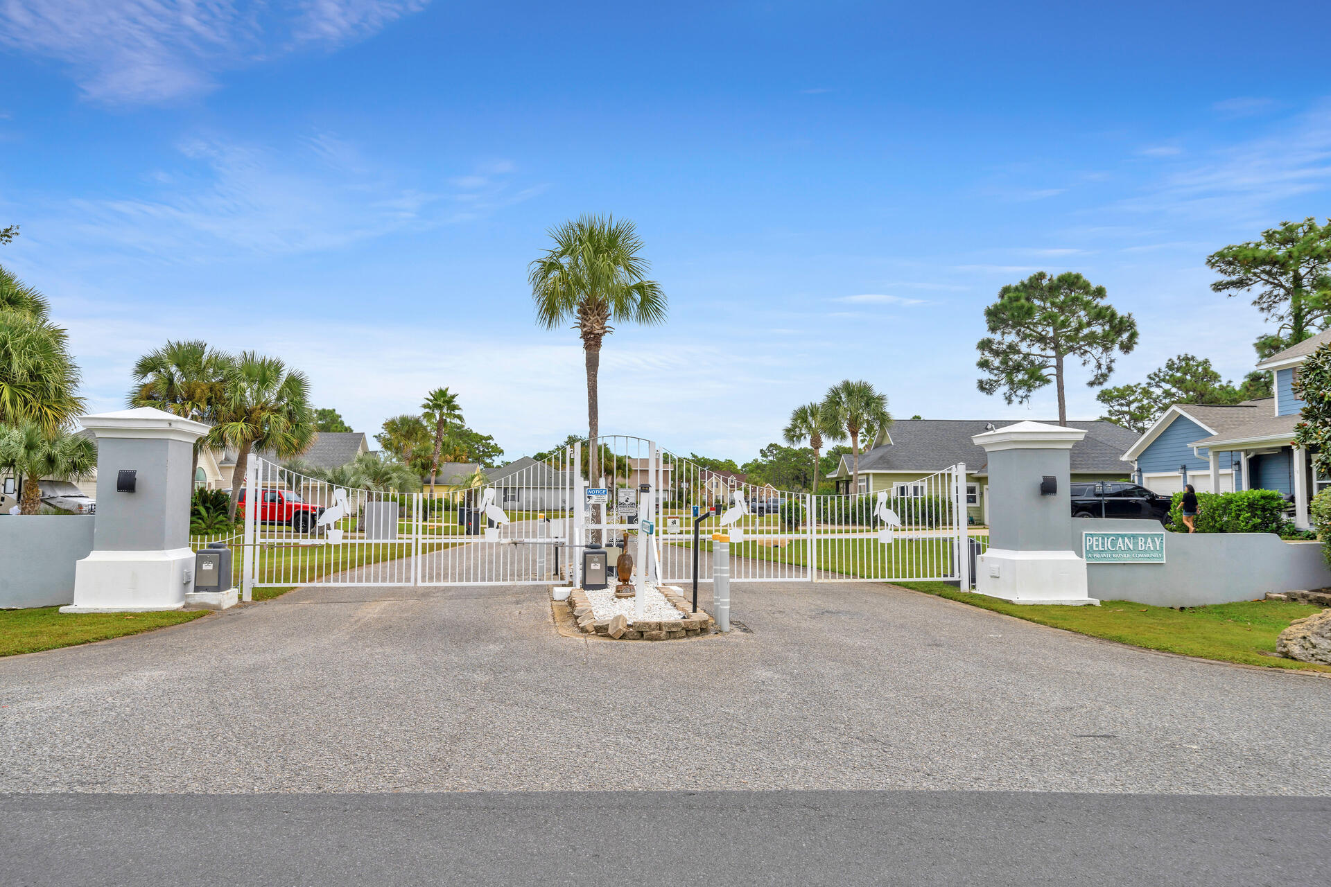 PELICAN BAY - Land