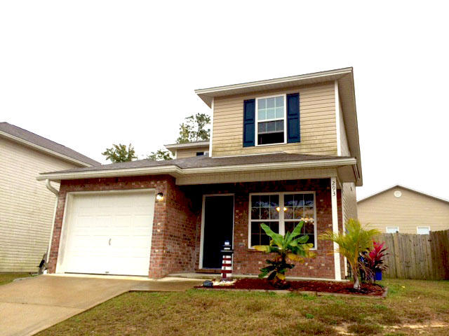 You don't want to miss this 4 bedroom home with 2.5 baths, large living room, dining area, kitchen and master bedroom and bath all downstairs. Upstairs you have a loft area, 3 additional bedrooms and full bath. This home has a cozy front porch, an open patio in back, a one car garage and will consider a pet on a case by case basis. Call now!