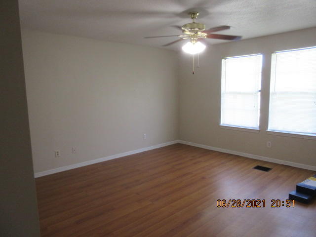 COUNTRY VILLAS - Residential Lease