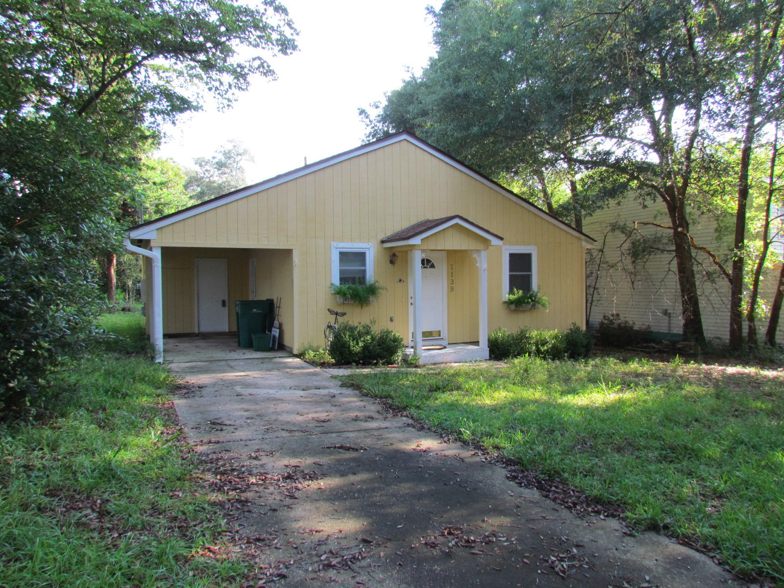 Nice Florida cottage situated in the heart of Niceville.This home features large open living room with vaulted ceiling, skylights give the light and bright feel.Eat in kitchen has newer appliances, 2- bedroom 2- bath, outside carport has enclosed laundry room,back deck for BBQ's,great little home for the price. Owner will consider small dog only with $255 non refundable pet fee,There is a re-key fee of $100, available 10-24-16