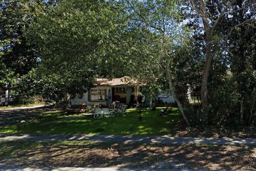 2 bedroom home in front,1 duplex (each one bedroom), 2 bedroom home in back.
