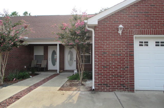 Convenient to beach, shopping, restaurants, and all that Destin has to offer! Great 3 bedroom with one car garage. Open floor plan with kitchen/dining room combo.