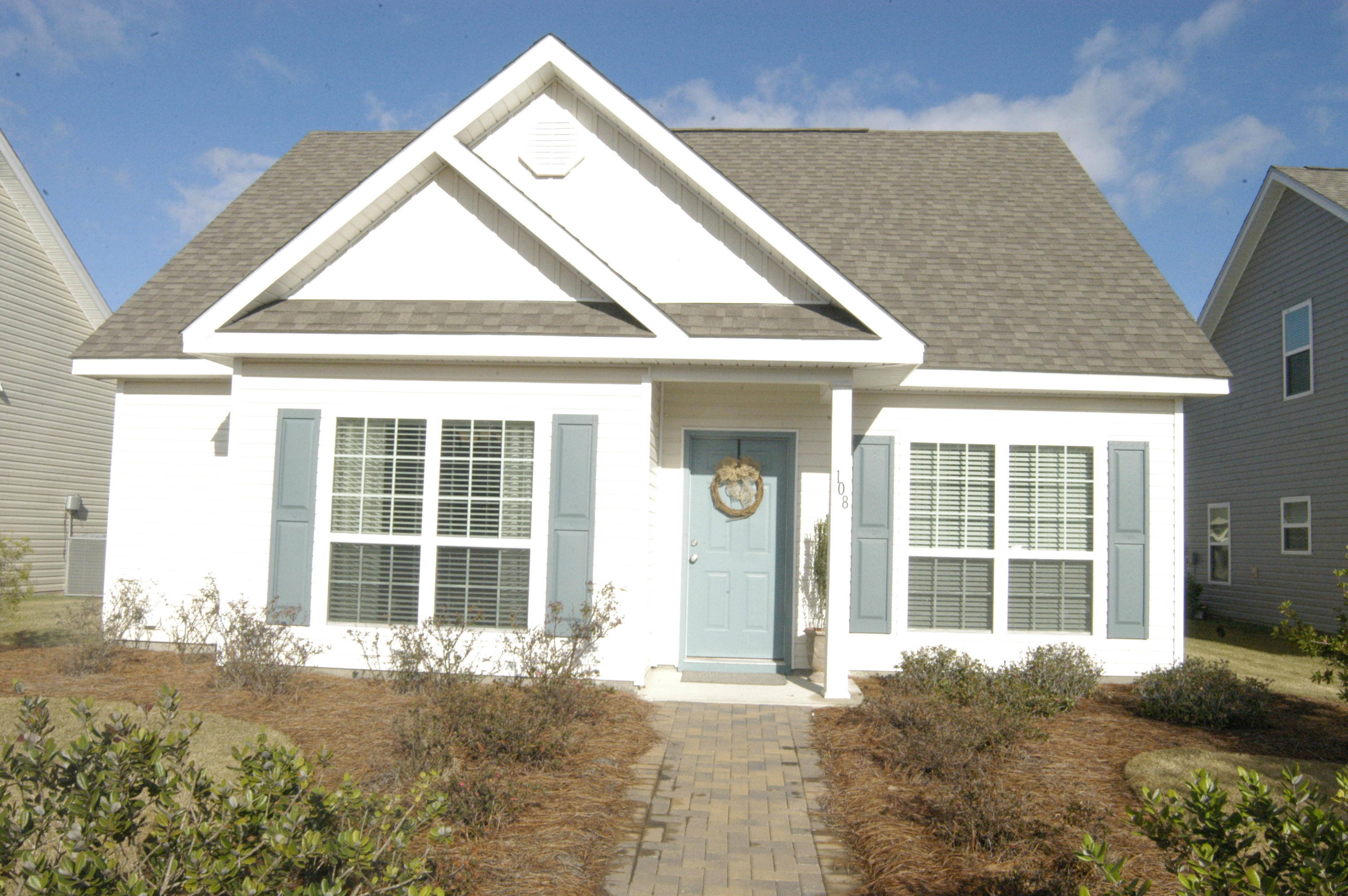 Open floor plan called Mason has 3 bedroons 2 bath. Large garden tub in master with stand lone shower. Large 17 x 22 Family room. Crown molding and vaulted Ceiling. Close to Hammock Bay clubhouse and pools. Also close to the Freeport Regional Sports Complex with baseball fields, soccer fields. Freindly neighborhood. Schooner Landing's HOA fee's include Amenities, Basic Cable, and Landscaping maintance.