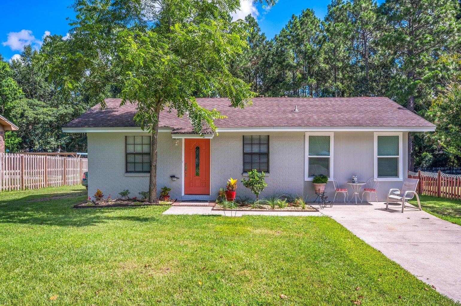 Charming 3-bedroom, 2-bathroom renovated cottage-style home located on a 0.31-acre lot in South Crestview. Includes a stunning new with granite countertops, stainless steel appliances and a center Island, complemented by fresh paint and luxury vinyl plank flooring throughout This home boasts a desirable open floor, a spacious master suite, and-sized guest rooms. The backyard an expansive deck, perfect for entertaining, an out at the rear of the property provides storage space for lawn equipment and tools Truly must-see