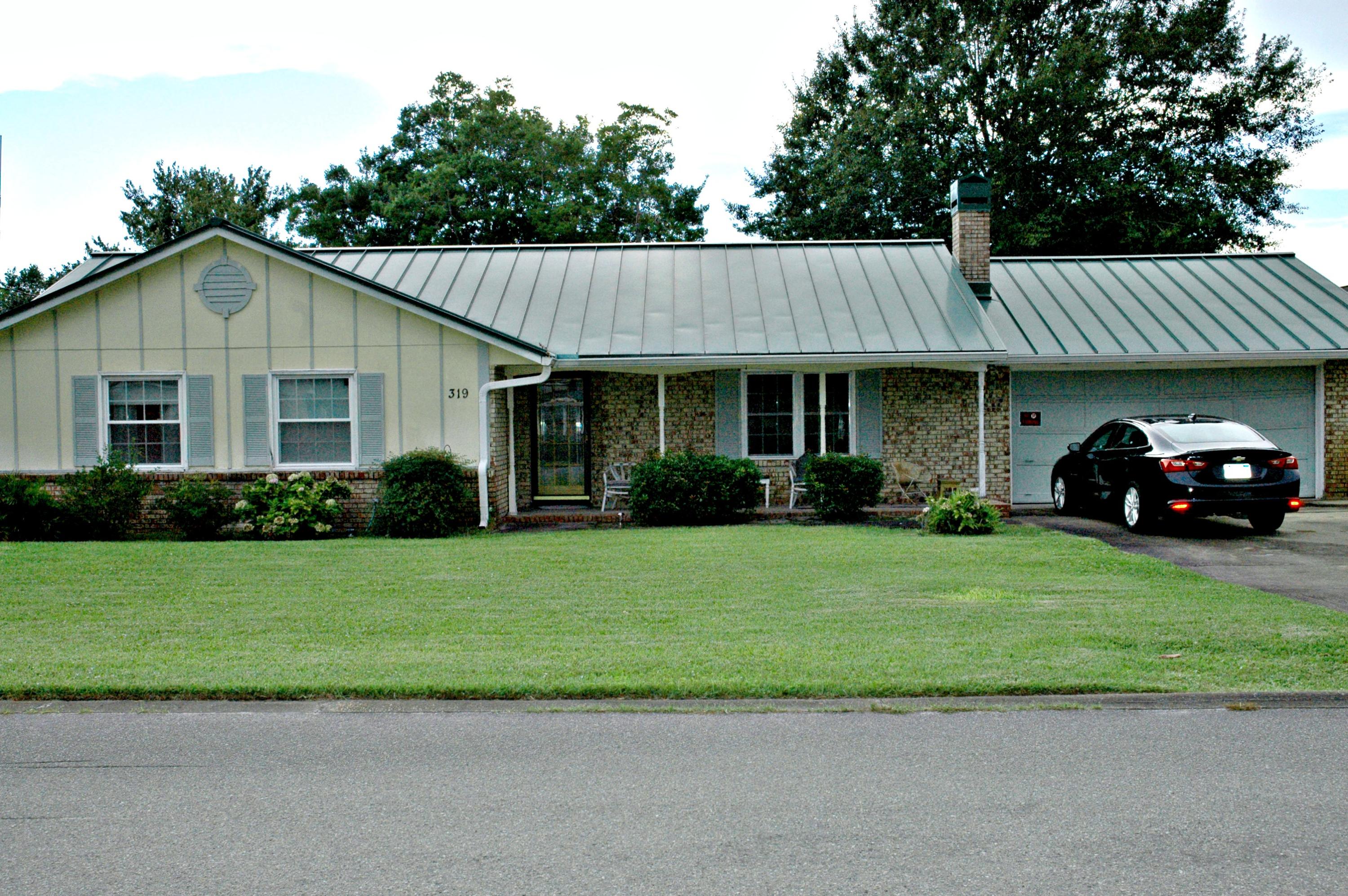 Nice home in peaceful centrally located Destin neighborhood! Large partially fenced yard...Fireplace, breakfast bar, laundry room, and patio!