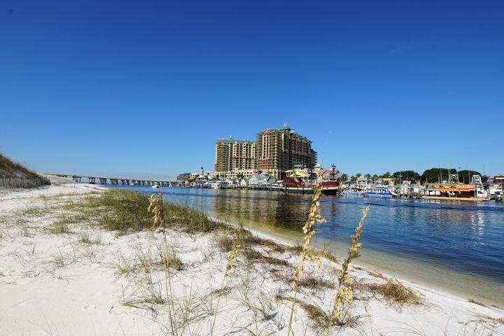 HOLIDAY ISLE - Land