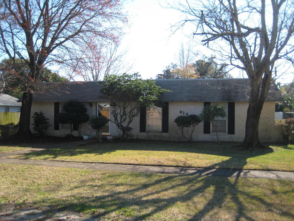 Adorable ranch style 3 bedroom 2 bath home located in the heart of Destin!! Home features a living room with wood burning fire place with sliding glass doors leading out to an in-ground pool. Carpet in formal living room, den, fireplace, extra storage, two car garage, and lots of additional parking.
Rent includes pool maintenance