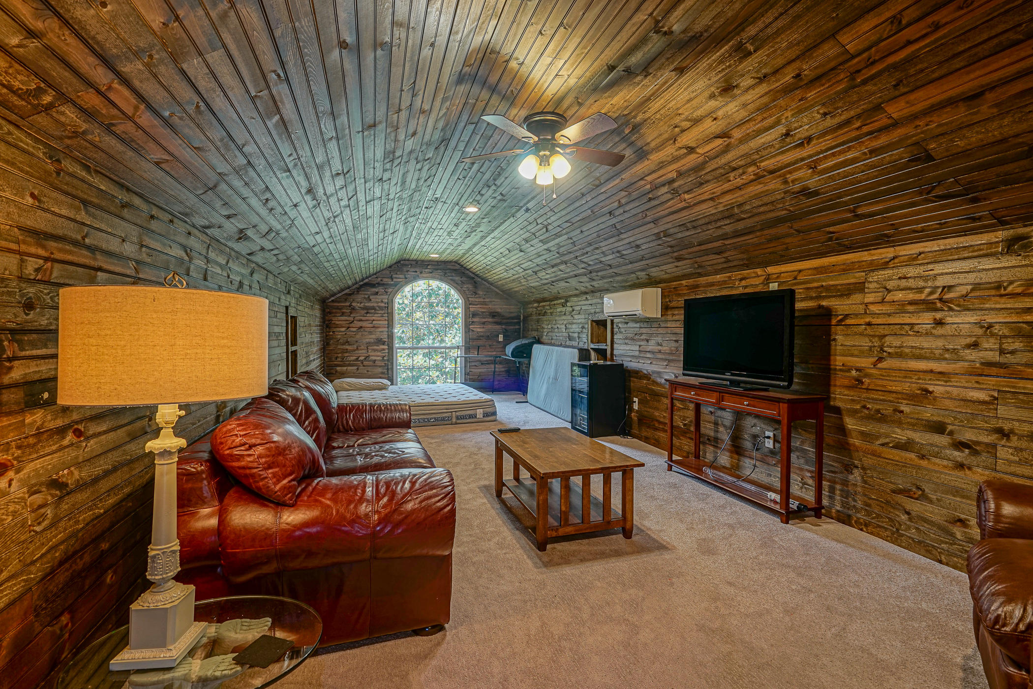 WHISPERING OAKS - Residential