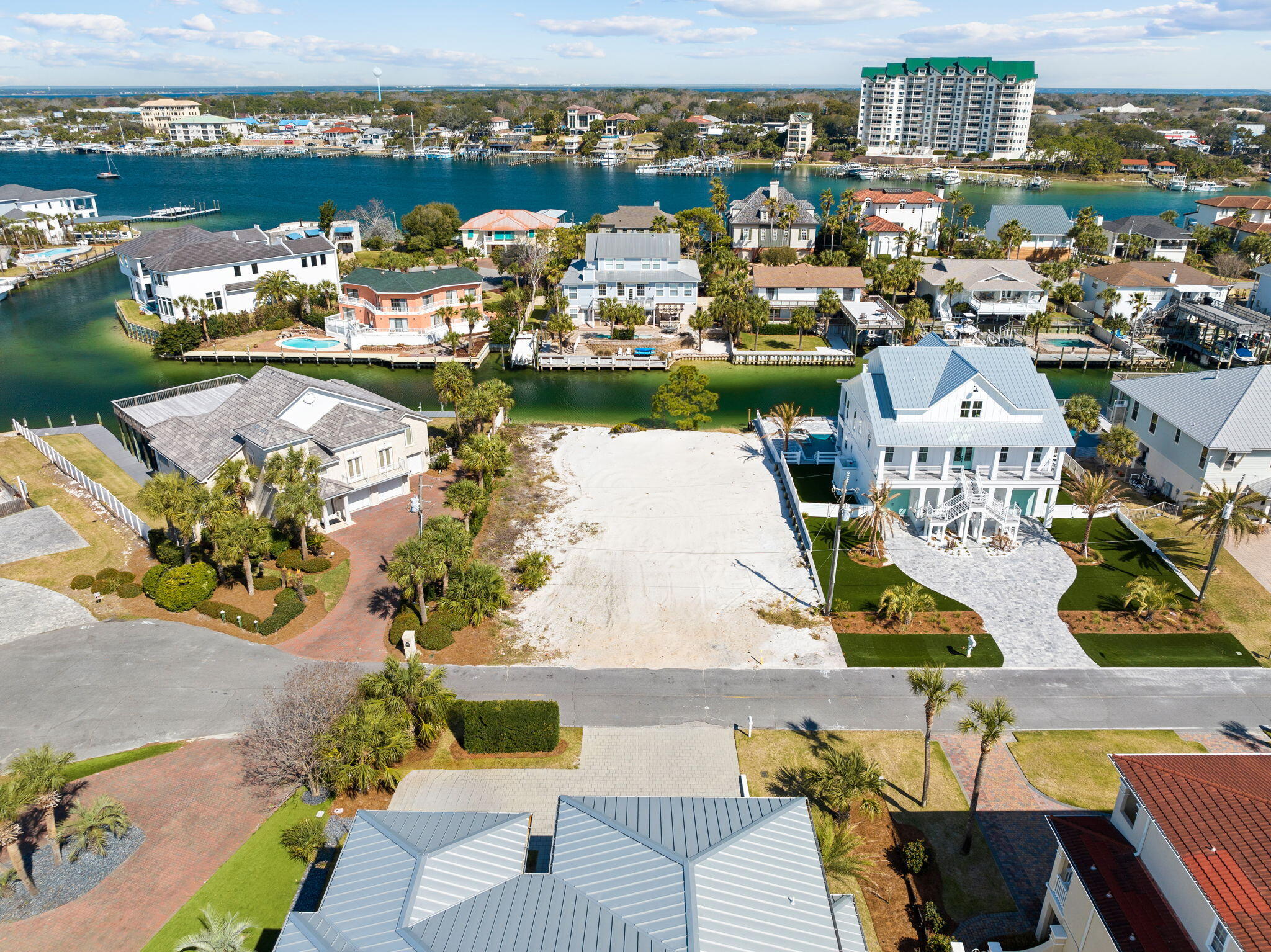 HOLIDAY ISLE - Land
