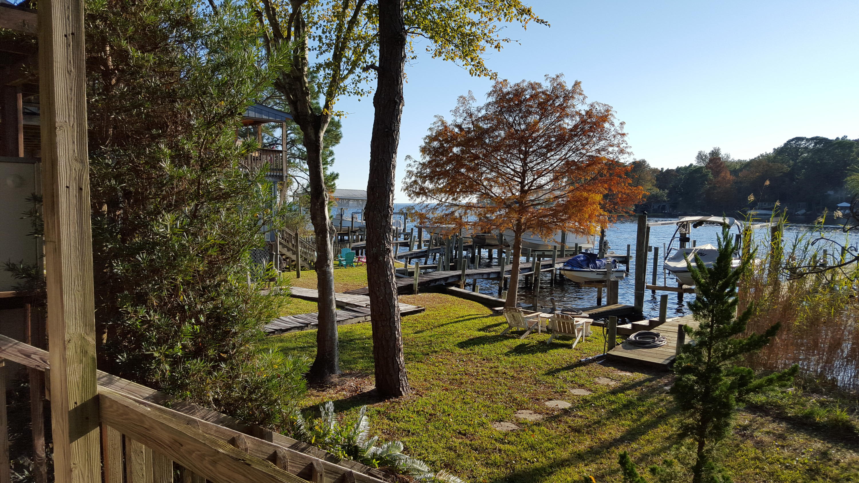 Available for immediate move in! Fully furnished two bedroom townhouse ready for immediate move in. Wake up each morning to enjoy breakfast on the balcony while overlooking the beautiful overlooking Choctaw Bay. Living room area has ample seating and a pull out sofa. Full stocked kitchen with dishes, pots & pans. Upstairs bedroom has full bed and beautiful antique furniture. Downstairs master suite has private deck with porch swing. Washer & dryer, electric, water/sewer & trash ($200 cap on utilities) Community dock and pavilion is available for tenant use.
No pets or indoor smoking allowed.