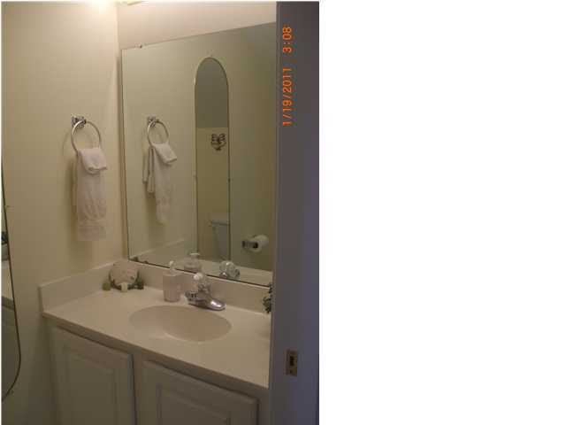 OAK PARK TOWNHOMES - Residential Lease