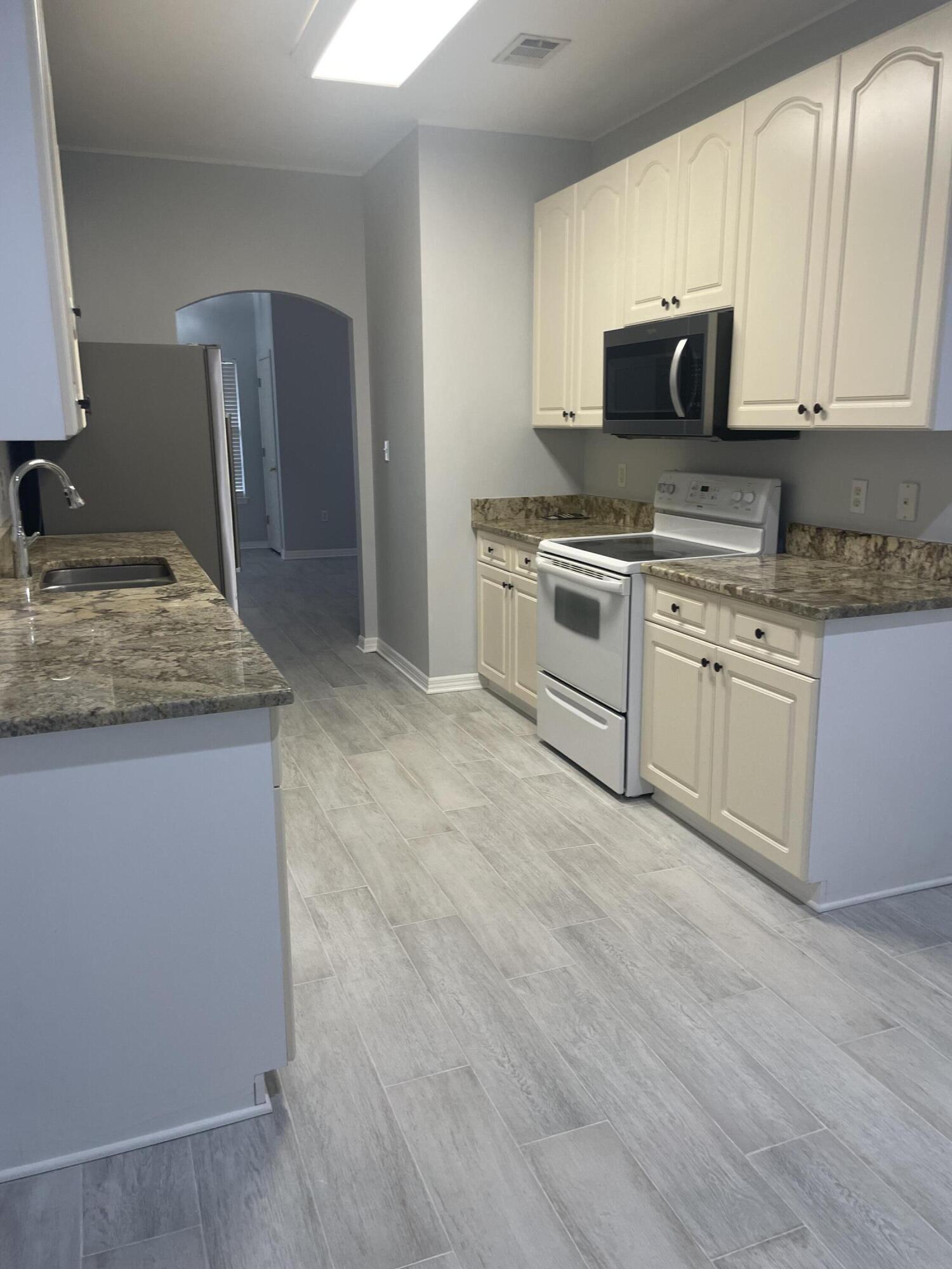 REFLECTIONS AT BLUEWATER BAY T/H - Residential Lease
