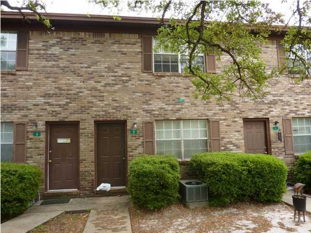 VERY NICE UNIT. OVER 1200 SQ FT. NEW FLOORING THROUGHOUT. TILE DOWNSTAIRS, CARPET UP. SECURITY DEPOSIT INCLUDES NON REFUNDABLE FLOOR CLEANING FEE. NEAR SHOPPING AND BANKS. MIDDLE UNIT IN TRIPLEX.