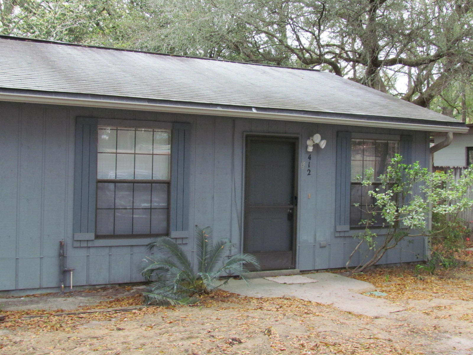 Affordable central Niceville living. 2 bedroom, 1 bath duplex home. Fresh paint and new flooring. Shady parking area at front of unit, fenced back yard. Convenient to Northwest Florida State College, and Eglin Air Force Base. Sorry, no pets and no smoking allowed. Anyone 18 or over wishing to live in the property must fill out an application and be on the lease. Available 4-1-16 Call now for your viewing appointment.