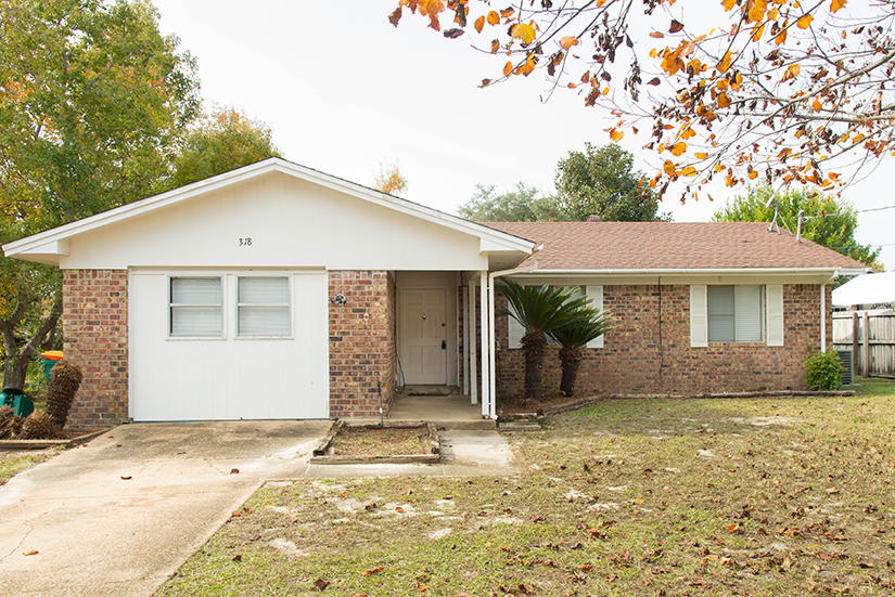 Cute 3 bedroom 2 bathroom home within 5 miles of Hurlburt Field. Quiet neighborhood with large fenced in back yard. Eat-in kitchen. Wood burning fireplace, living room with has laminate wood flooring throughout except bedrooms which are carpeted. Pet may be considered with owner approval and payment of a non-refundable pet fee. No smoking inside home.
