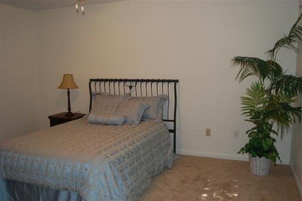 OAK TREE MANOR - Residential Lease