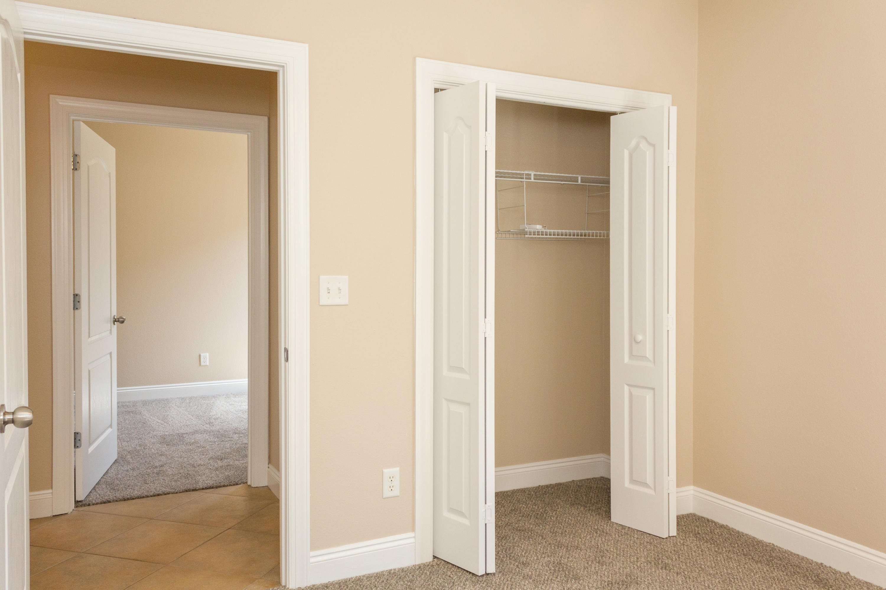 DIAMOND LAKES - Residential Lease