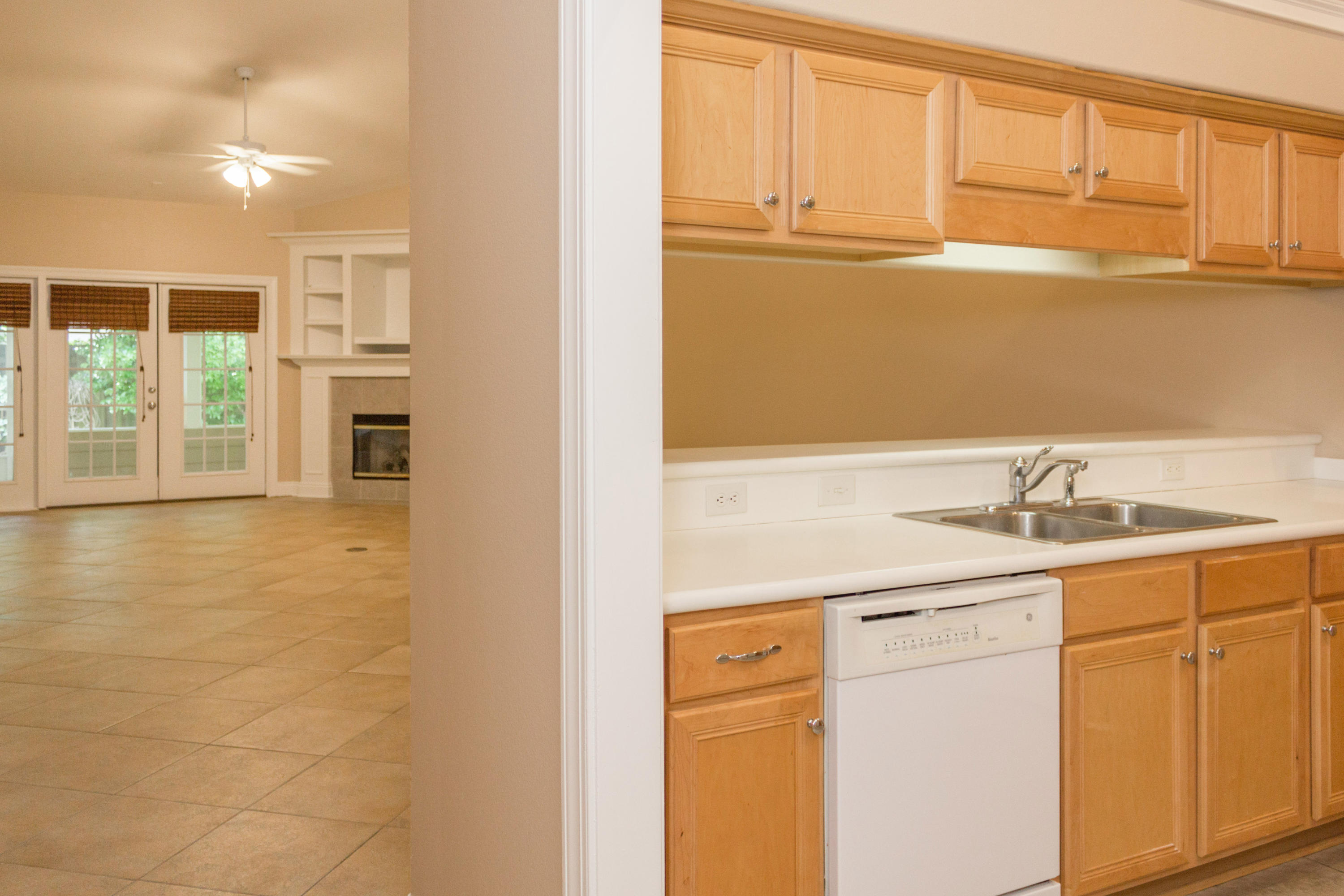 DIAMOND LAKES - Residential Lease